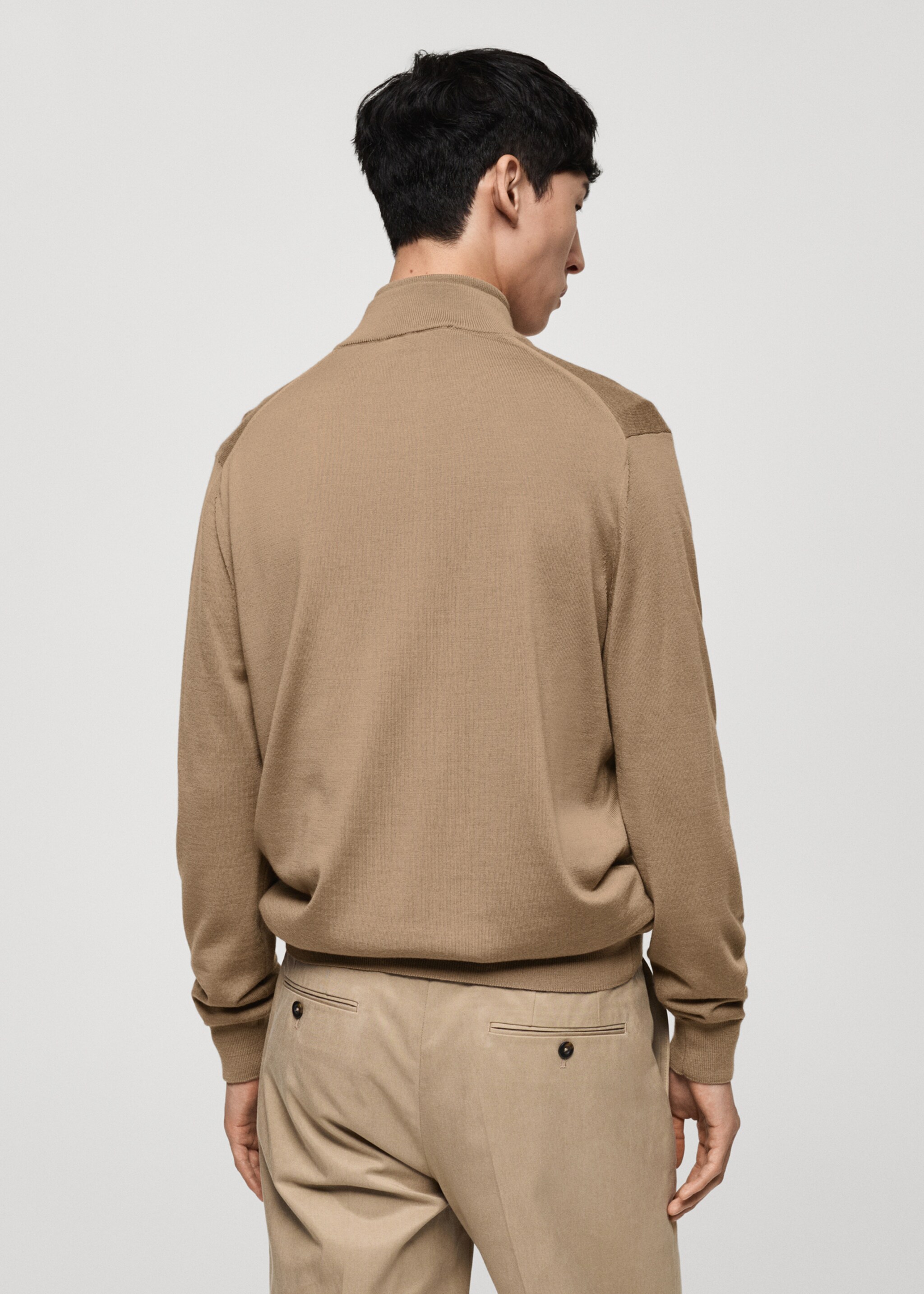 Sweter z golfem na zamek ze 100% wełny merynosa - Tylna strona artykułu, Piaskowy. Ref: 77005979-00.