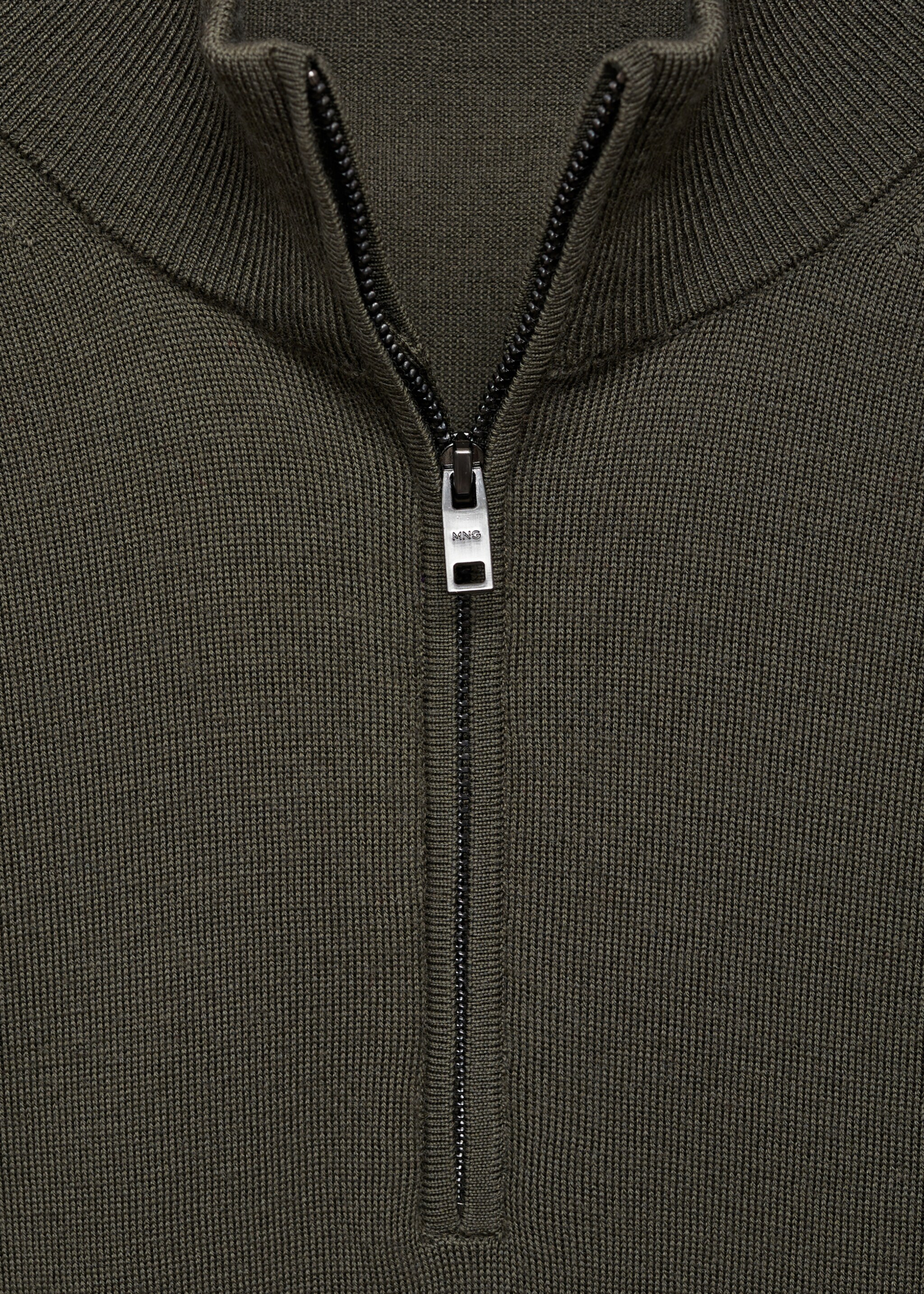 Pullover aus 100 % Merinowolle mit Zip-Kragen - Detail des Artikels 8, Waldgrün. Ref: 77005979-00.