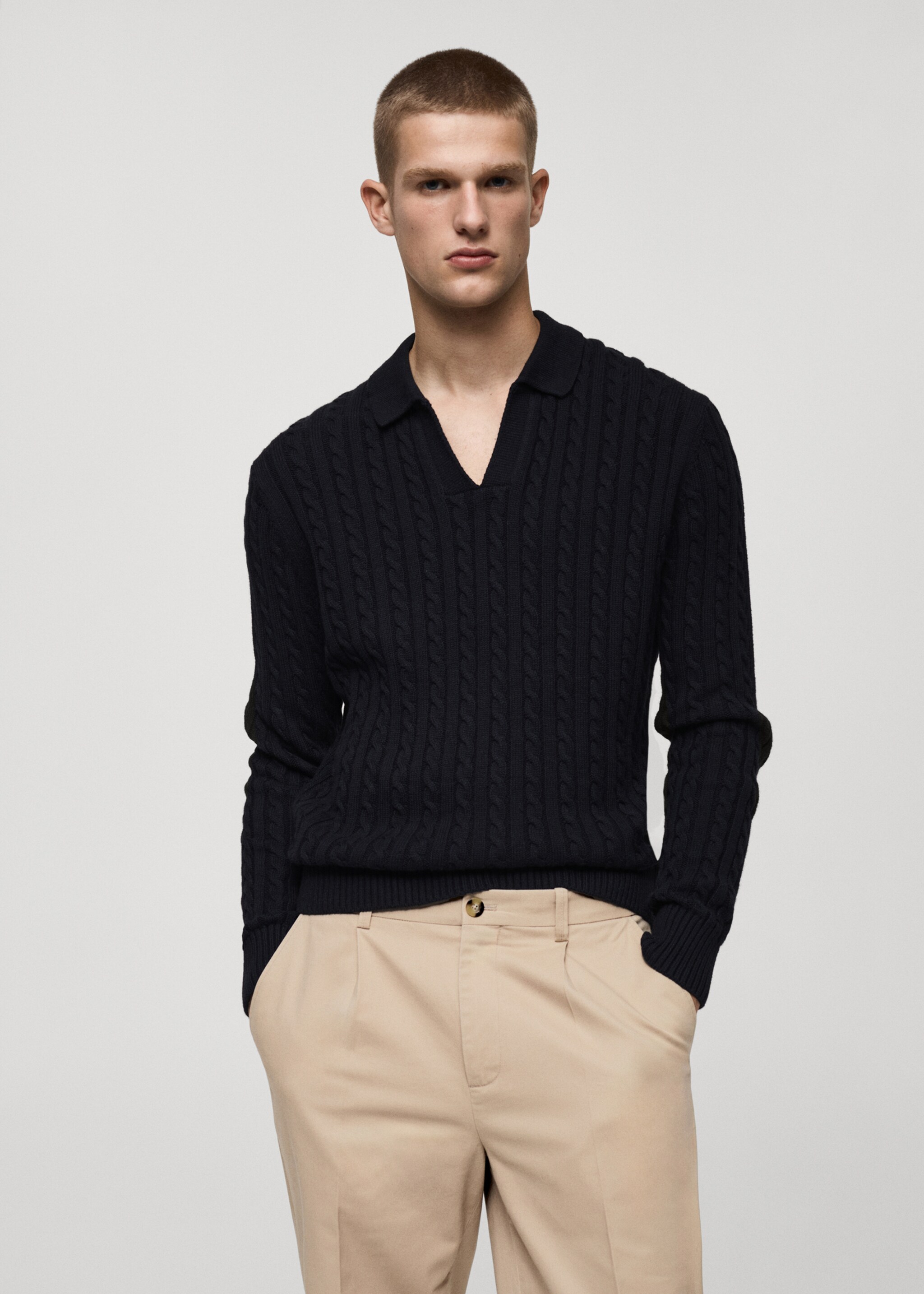 Pullover aus mittelfeinem Strick mit Polo-Kragen und Zopfmuster - Mittlere Ansicht, Dunkles Marineblau. Ref: 77005982-00.