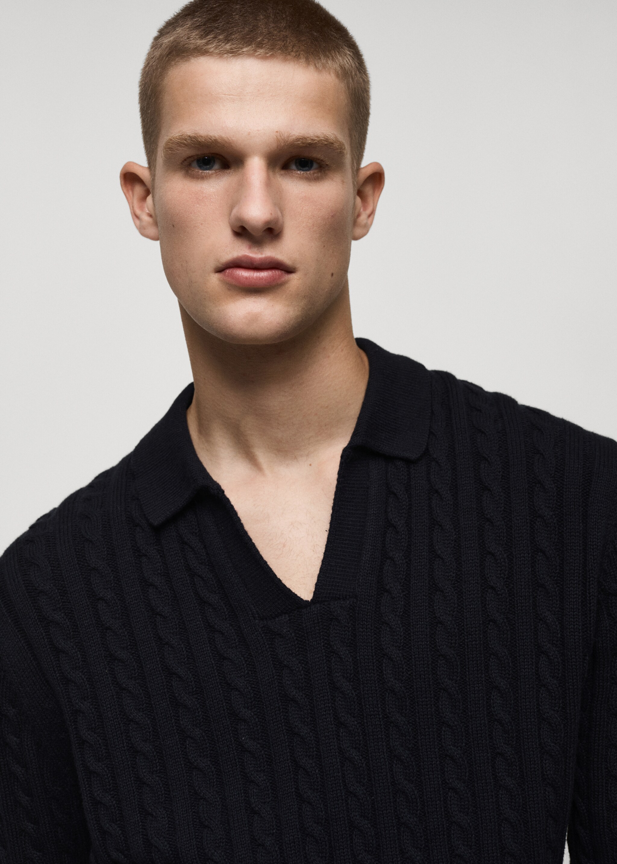 Pullover aus mittelfeinem Strick mit Polo-Kragen und Zopfmuster - Detail des Artikels 1, Dunkles Marineblau. Ref: 77005982-00.