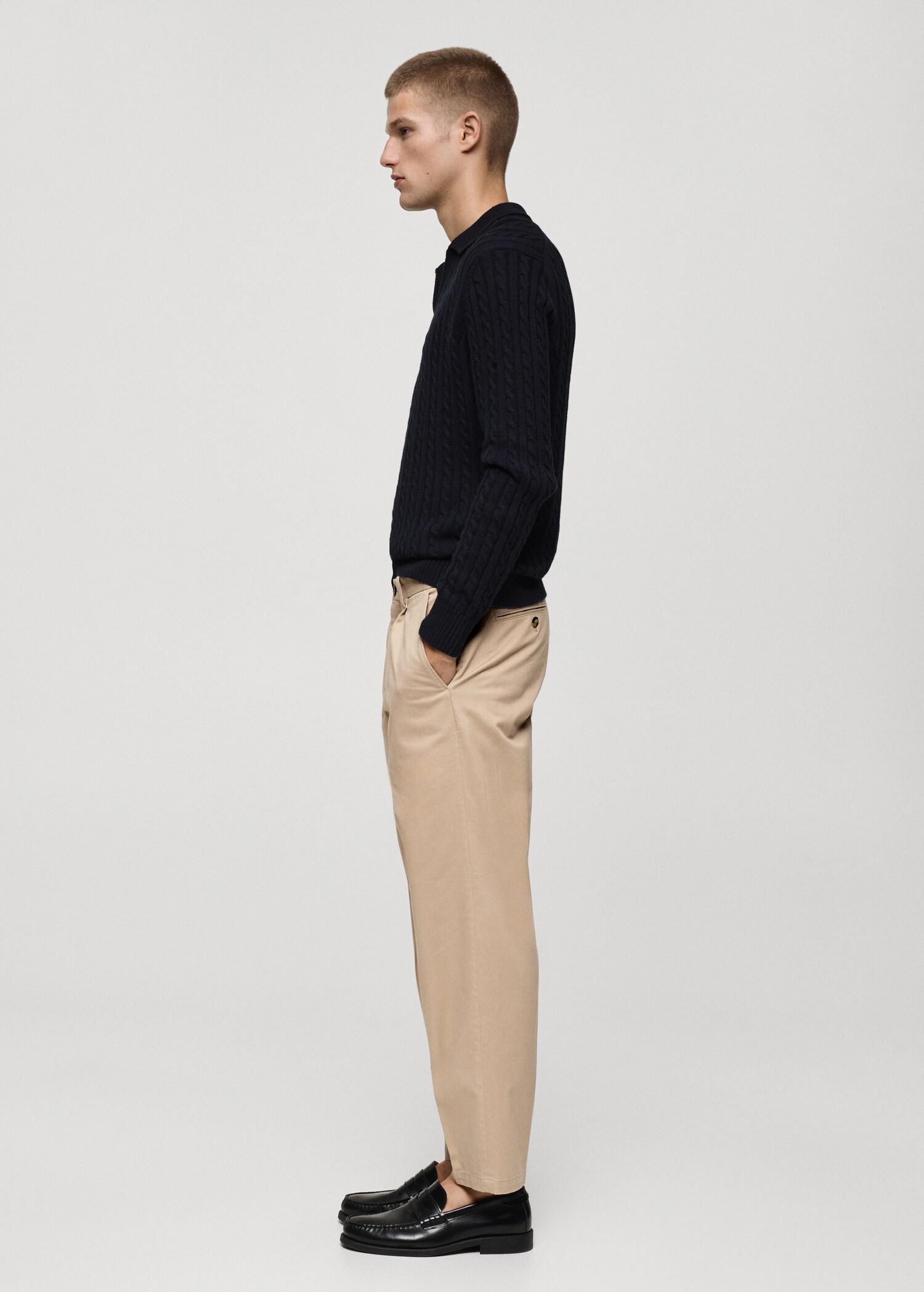 Pullover aus mittelfeinem Strick mit Polo-Kragen und Zopfmuster - Detail des Artikels 2
