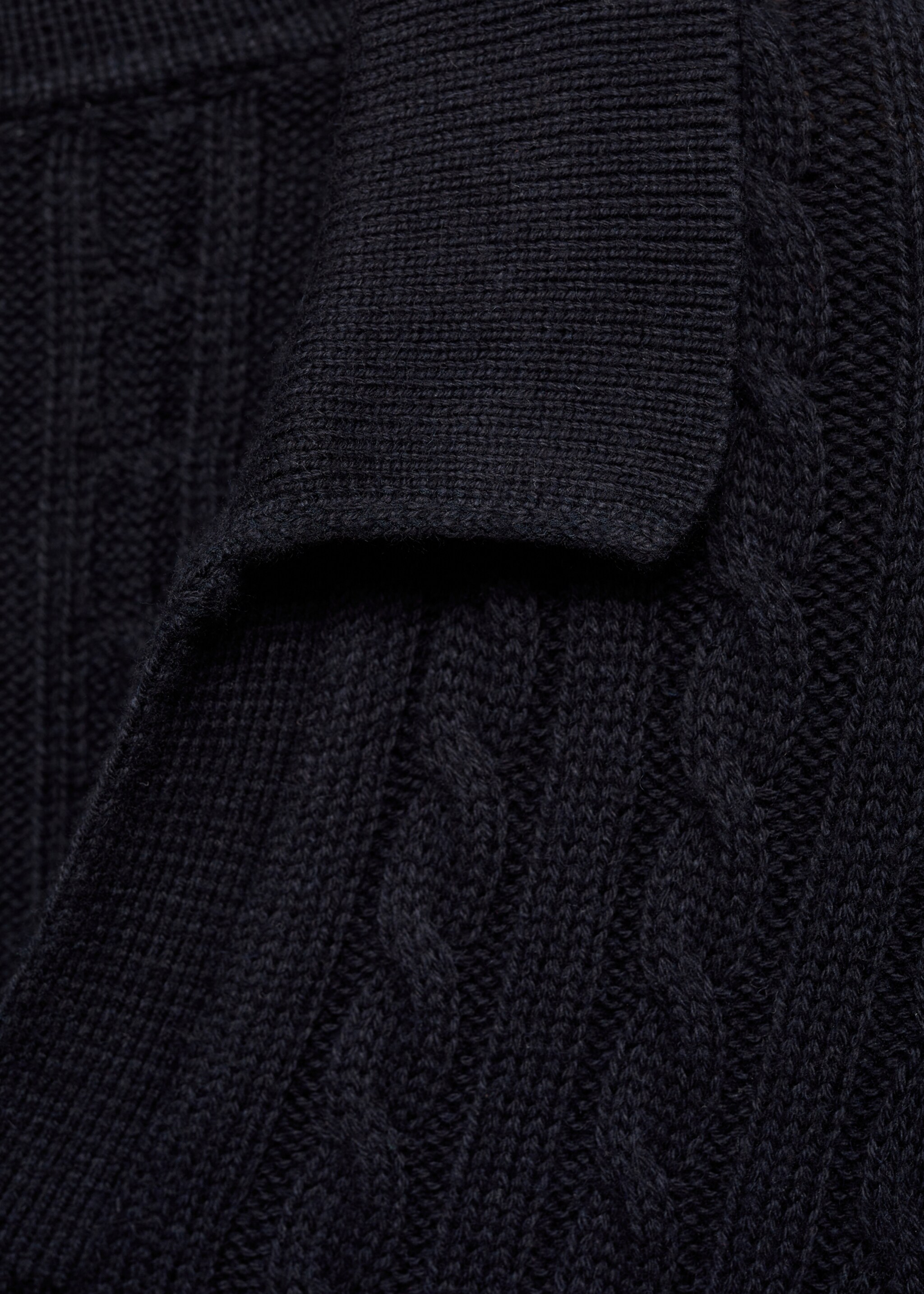 Pullover aus mittelfeinem Strick mit Polo-Kragen und Zopfmuster - Detail des Artikels 8, Dunkles Marineblau. Ref: 77005982-00.