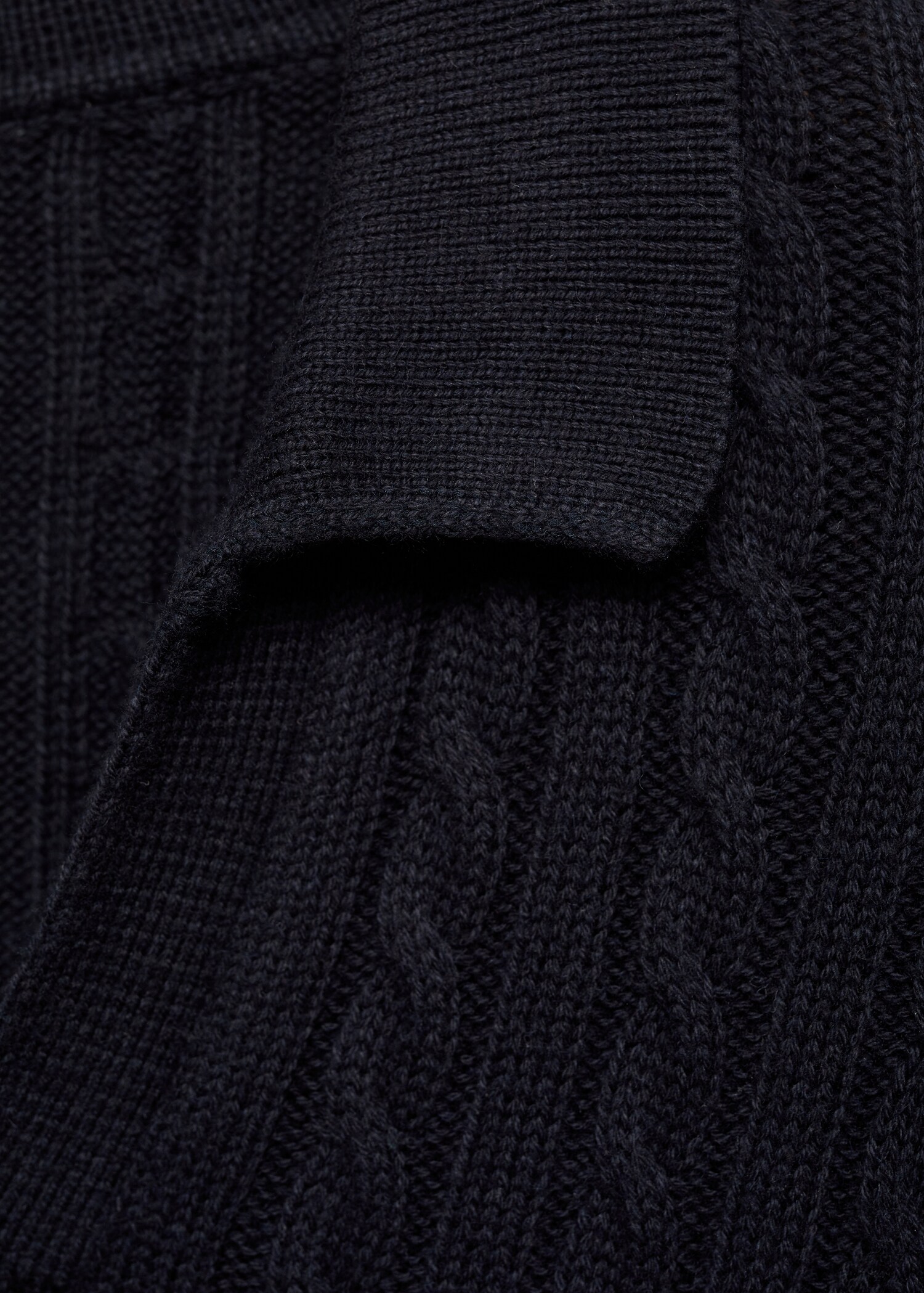 Pullover aus mittelfeinem Strick mit Polo-Kragen und Zopfmuster - Detail des Artikels 8