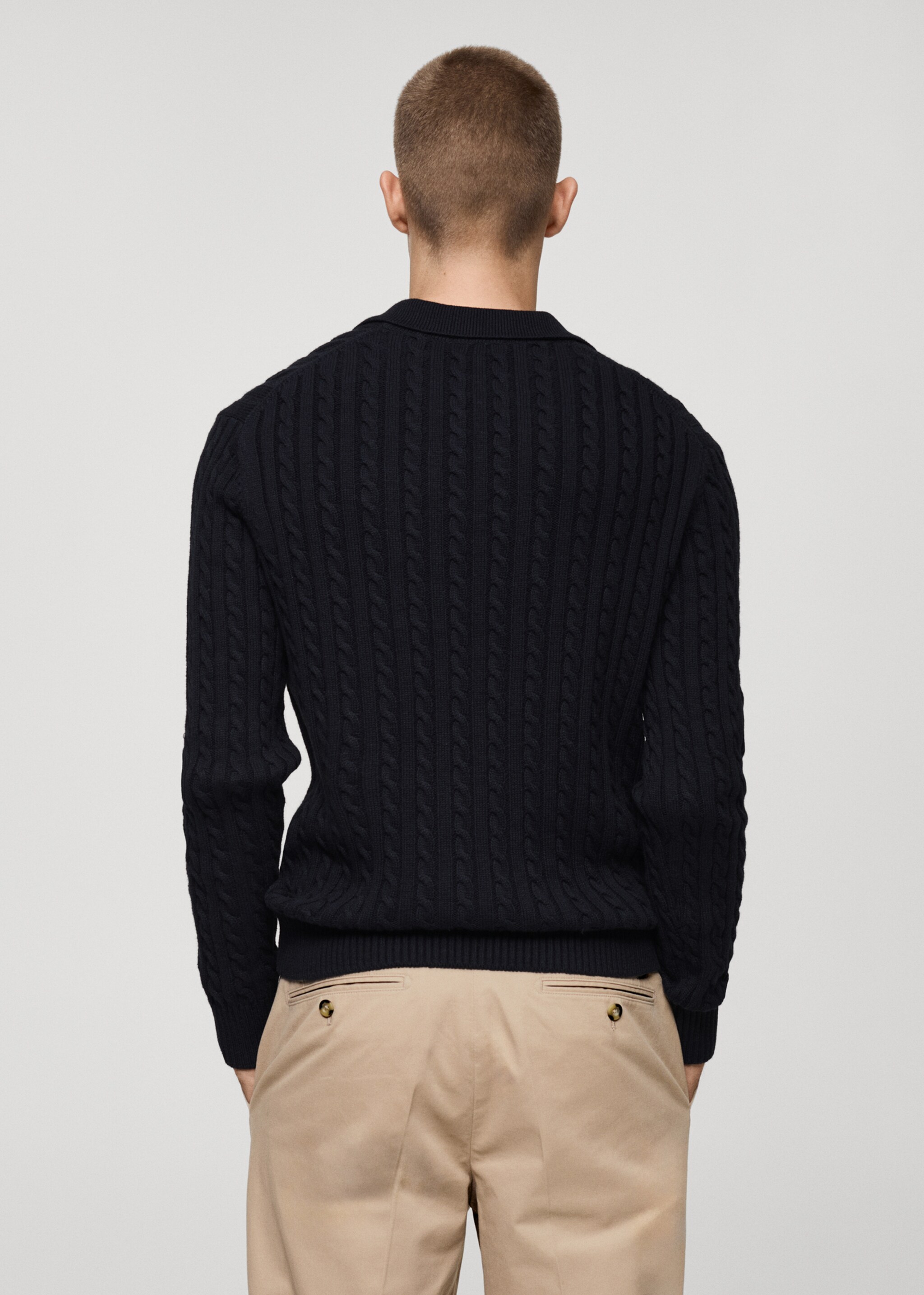 Pullover aus mittelfeinem Strick mit Polo-Kragen und Zopfmuster - Rückseite des Artikels, Dunkles Marineblau. Ref: 77005982-00.