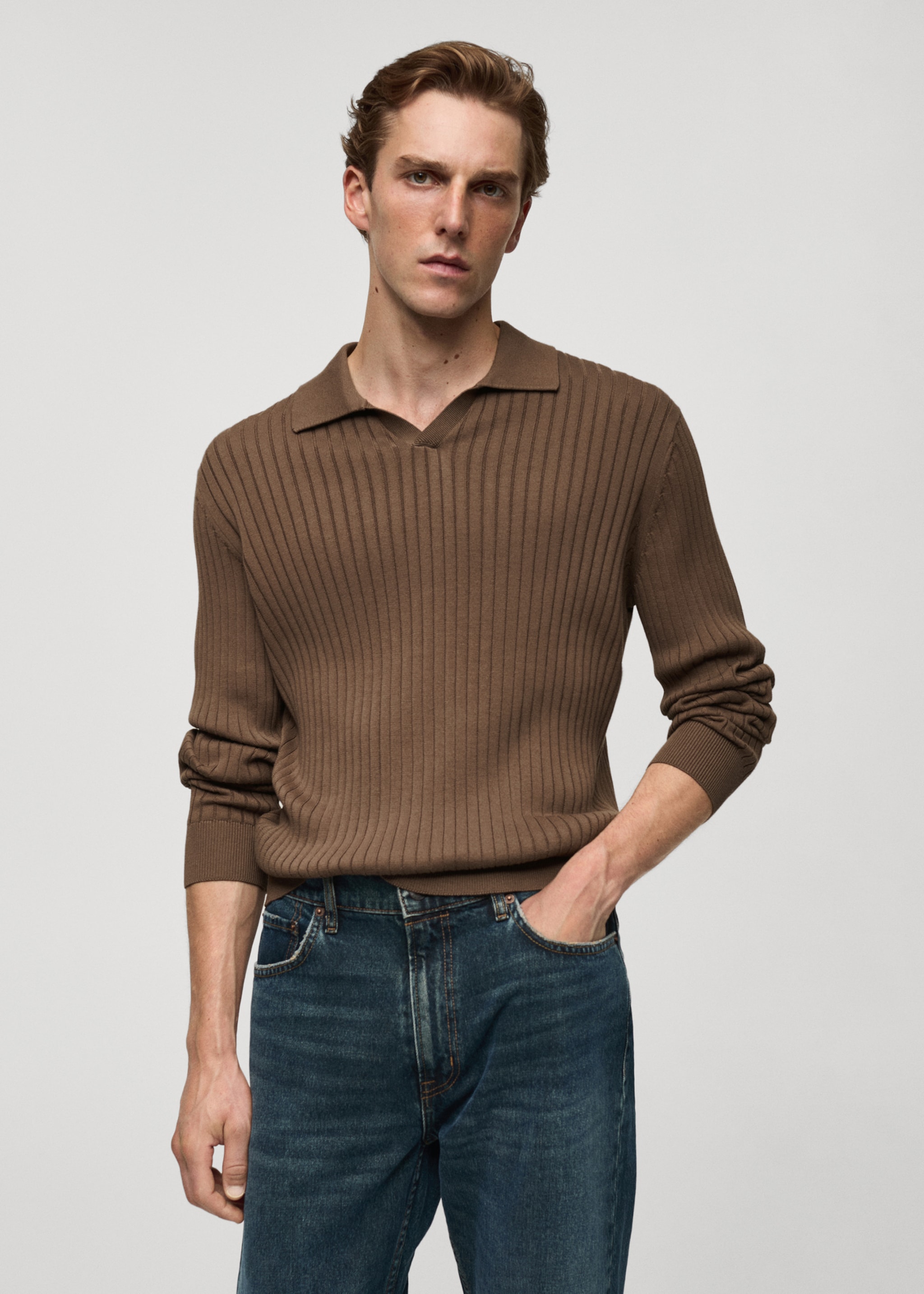 Sweter polo z cienkiej prążkowanej dzianiny - Plan średni, Norkowy szary. Ref: 77005983-00.