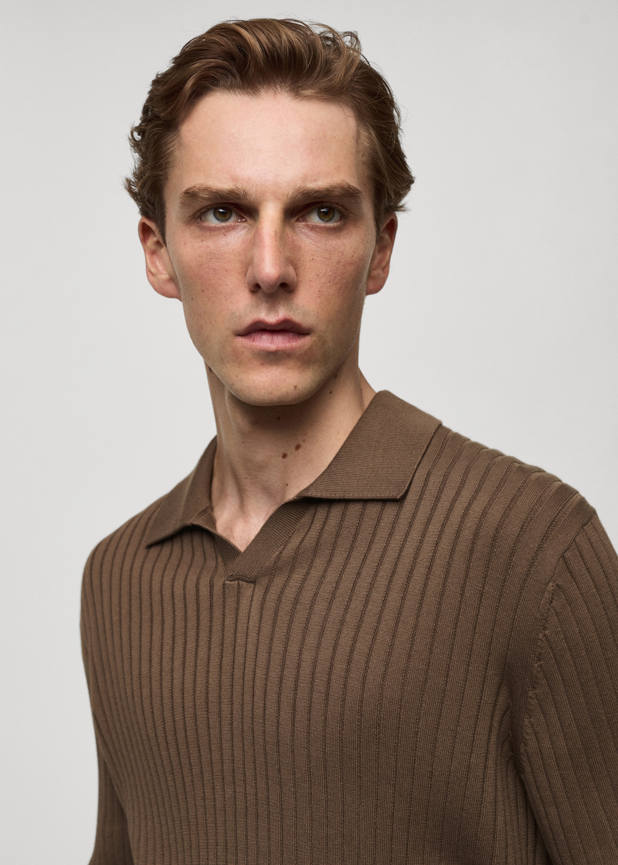 Sweter polo z cienkiej prążkowanej dzianiny - Szczegóły artykułu 1, Norkowy szary. Ref: 77005983-00.
