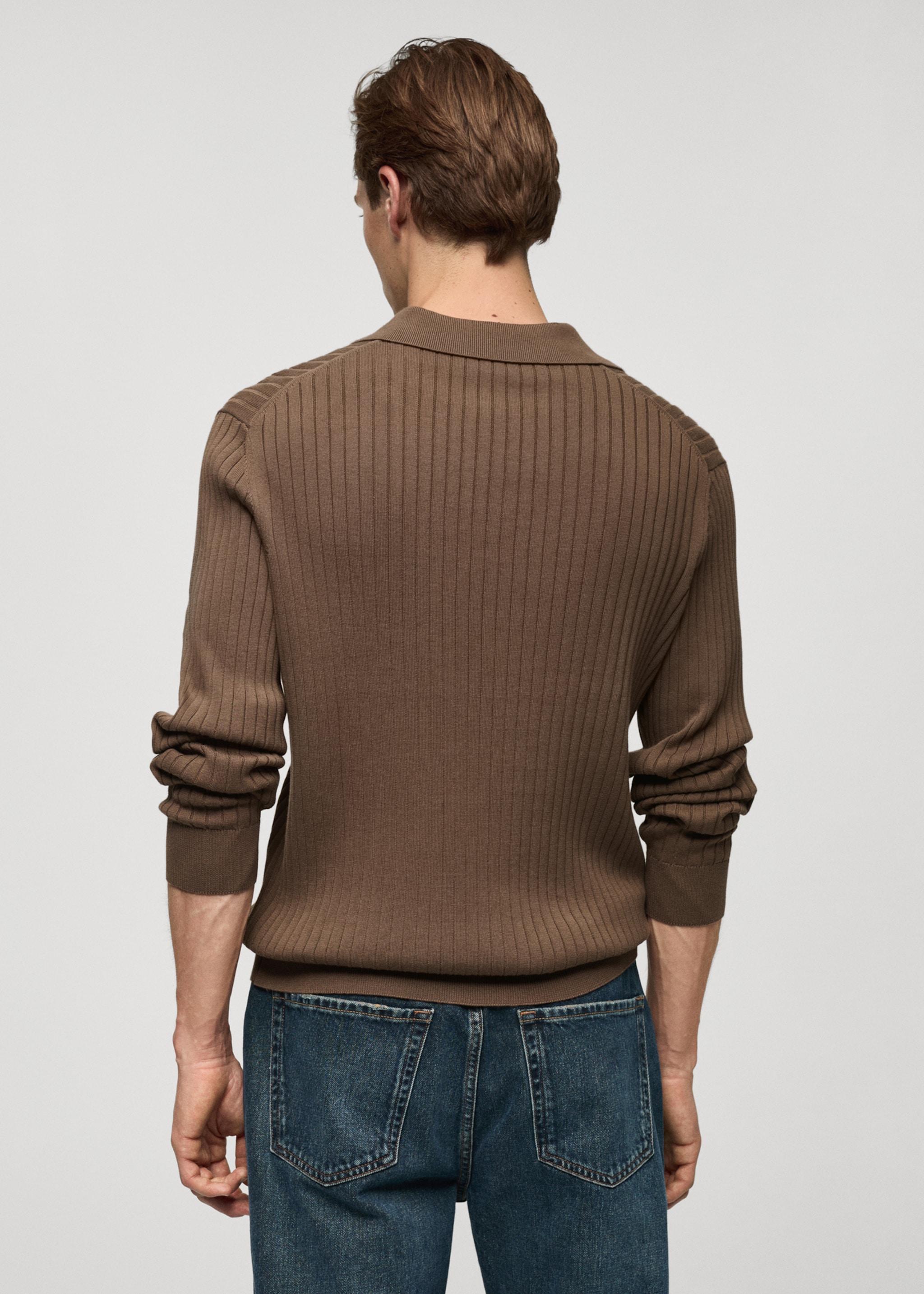 Sweter polo z cienkiej prążkowanej dzianiny - Tylna strona artykułu, Norkowy szary. Ref: 77005983-00.
