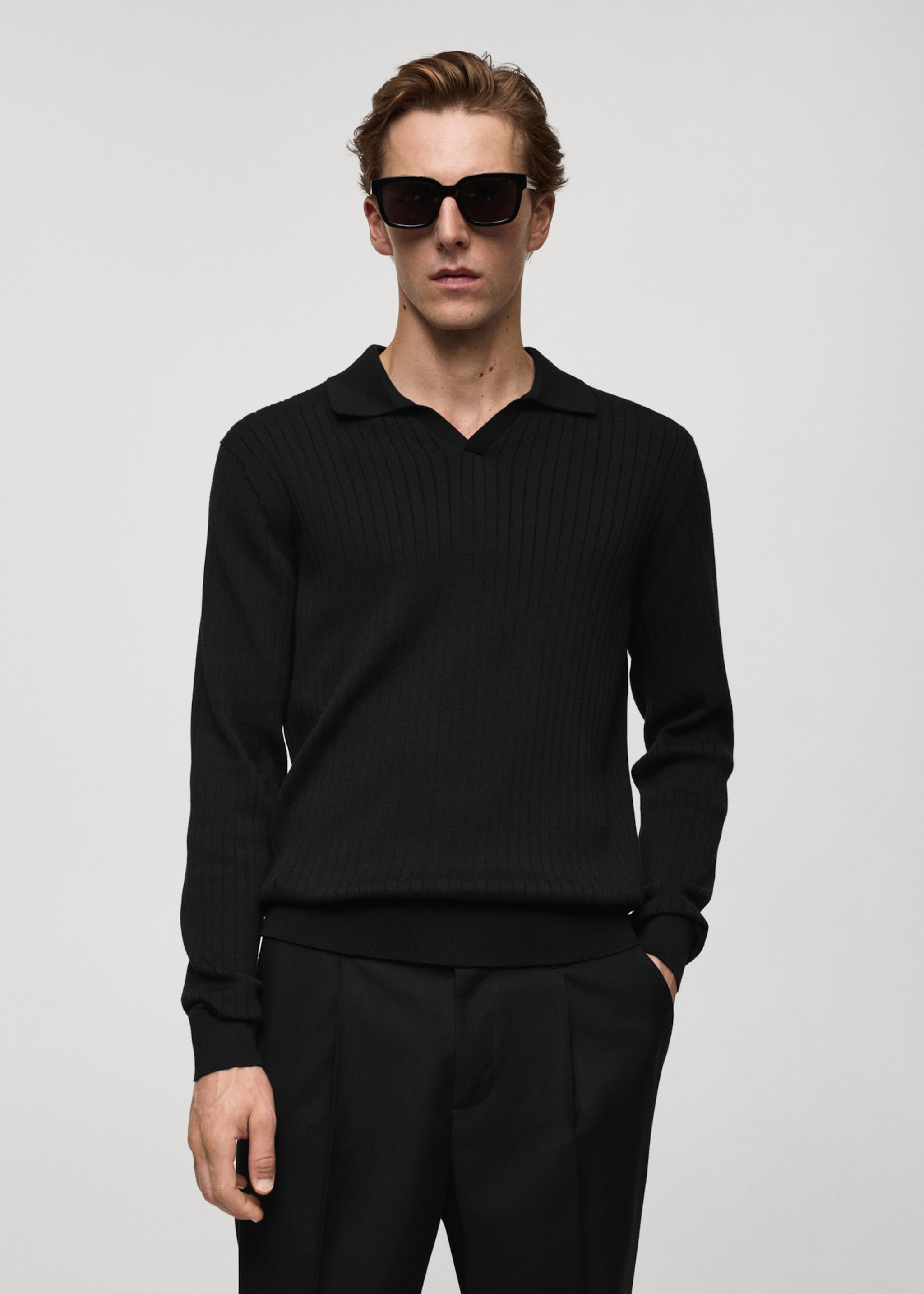Sweter polo z cienkiej prążkowanej dzianiny - Plan średni, Czarny. Ref: 77005983-00.