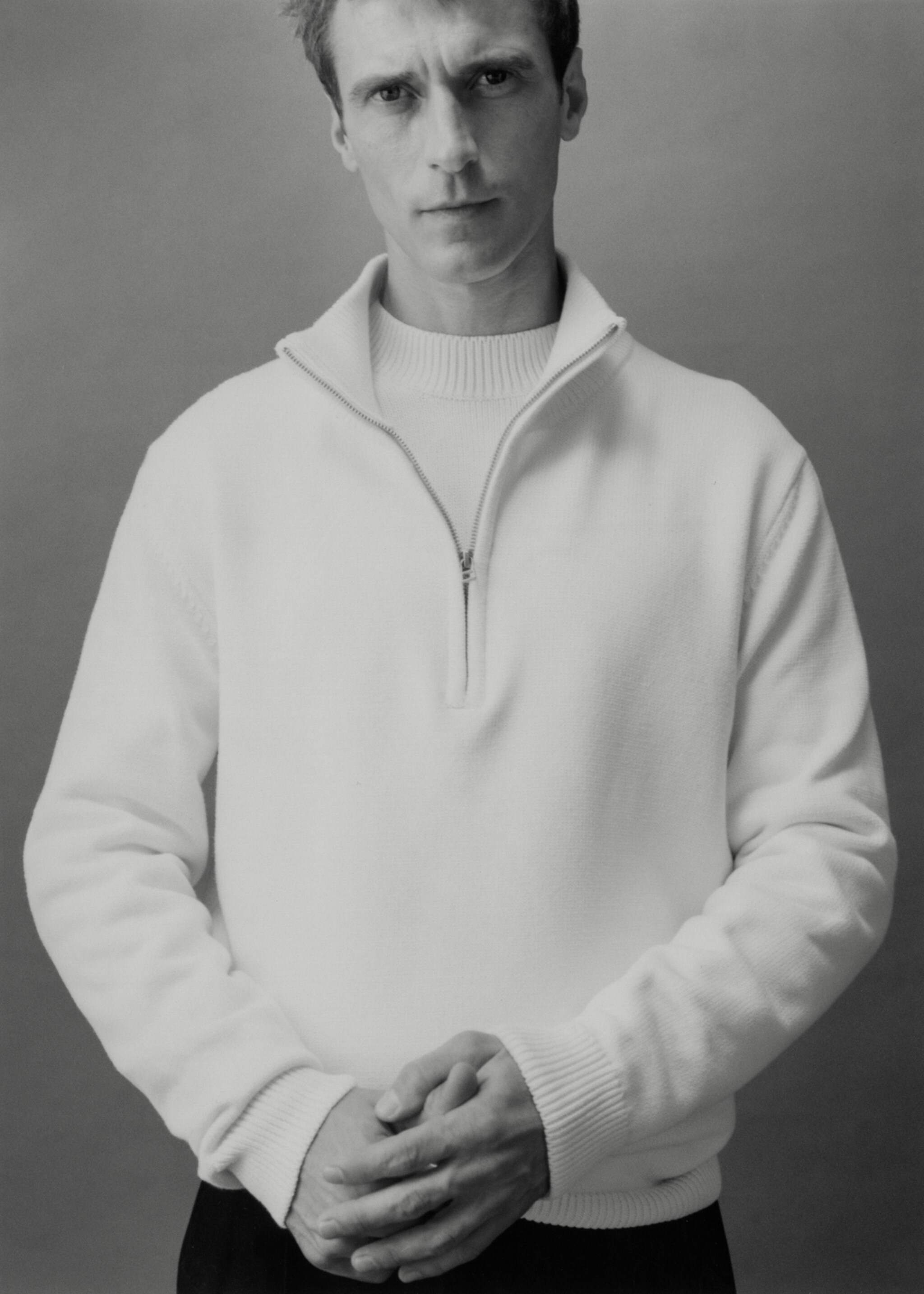 Medium-knit sweater with zip-up perkins neck - Details of the article 3, Off White. Ref: 77005985-00.