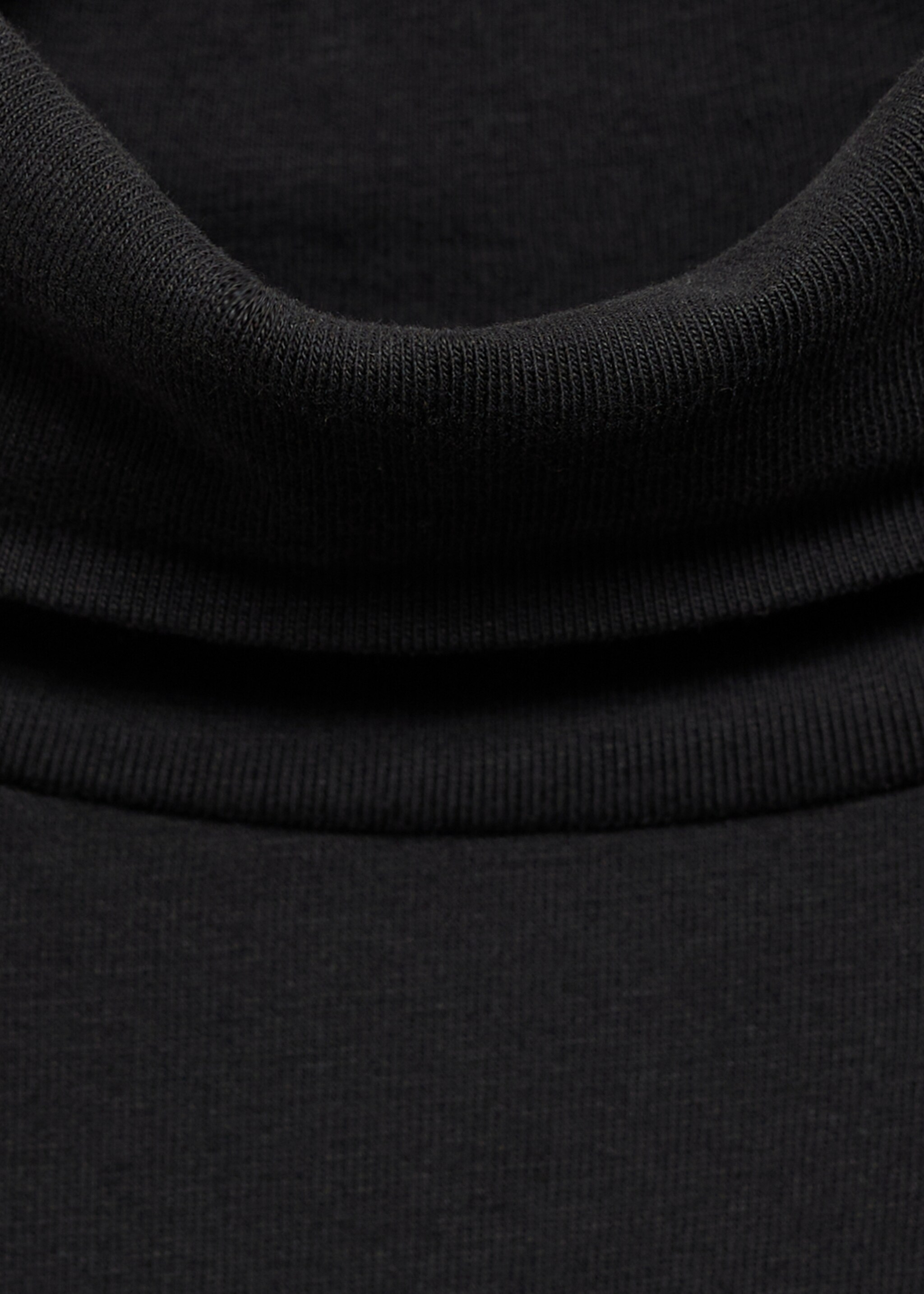 T-shirt manches longues col roulé - Détail de l'article 8, Noir. Ref: 77006729-00.