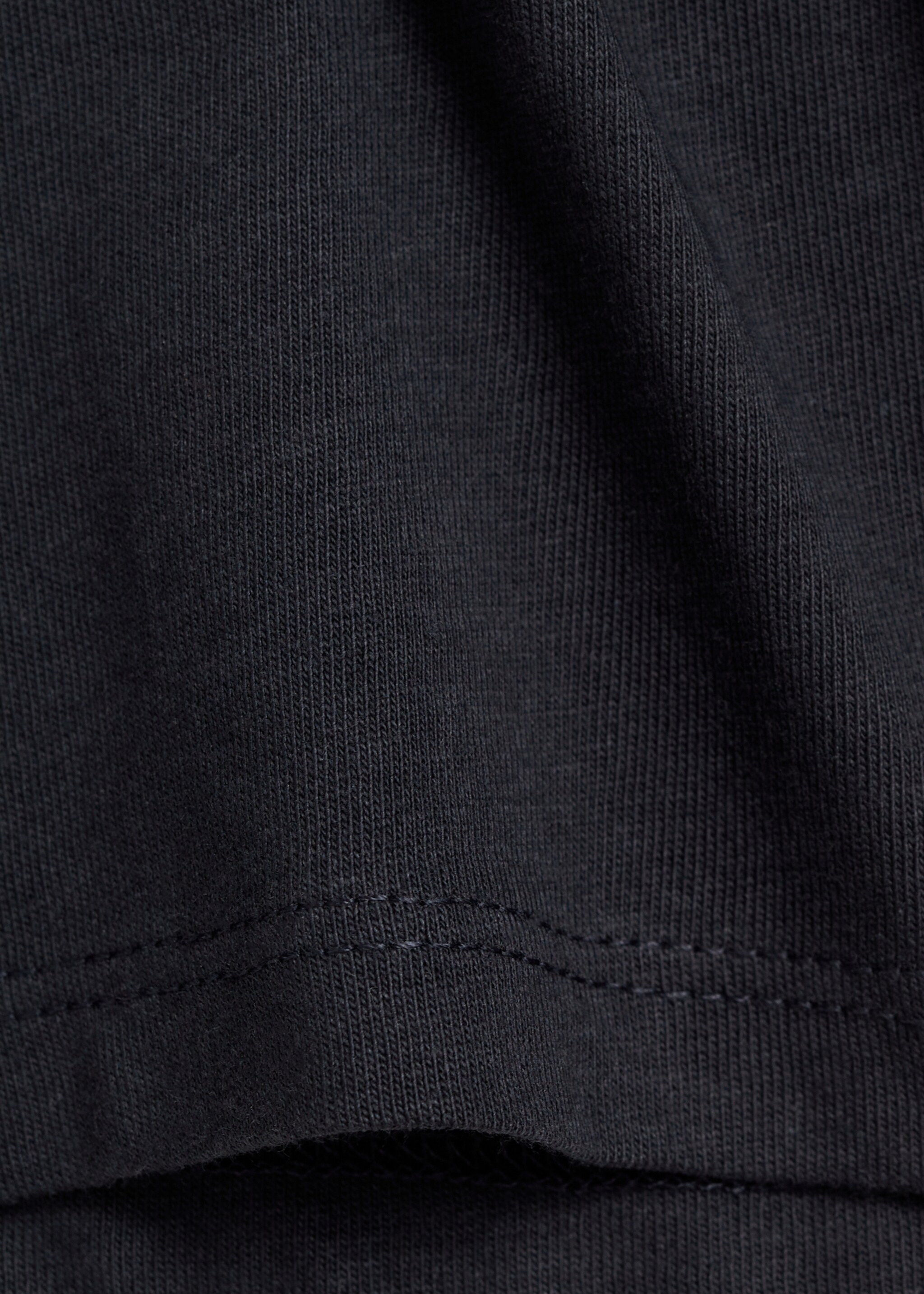 Long-sleeved t-shirt with pockets - Details of the article 0, Black. Ref: 77006734-00.