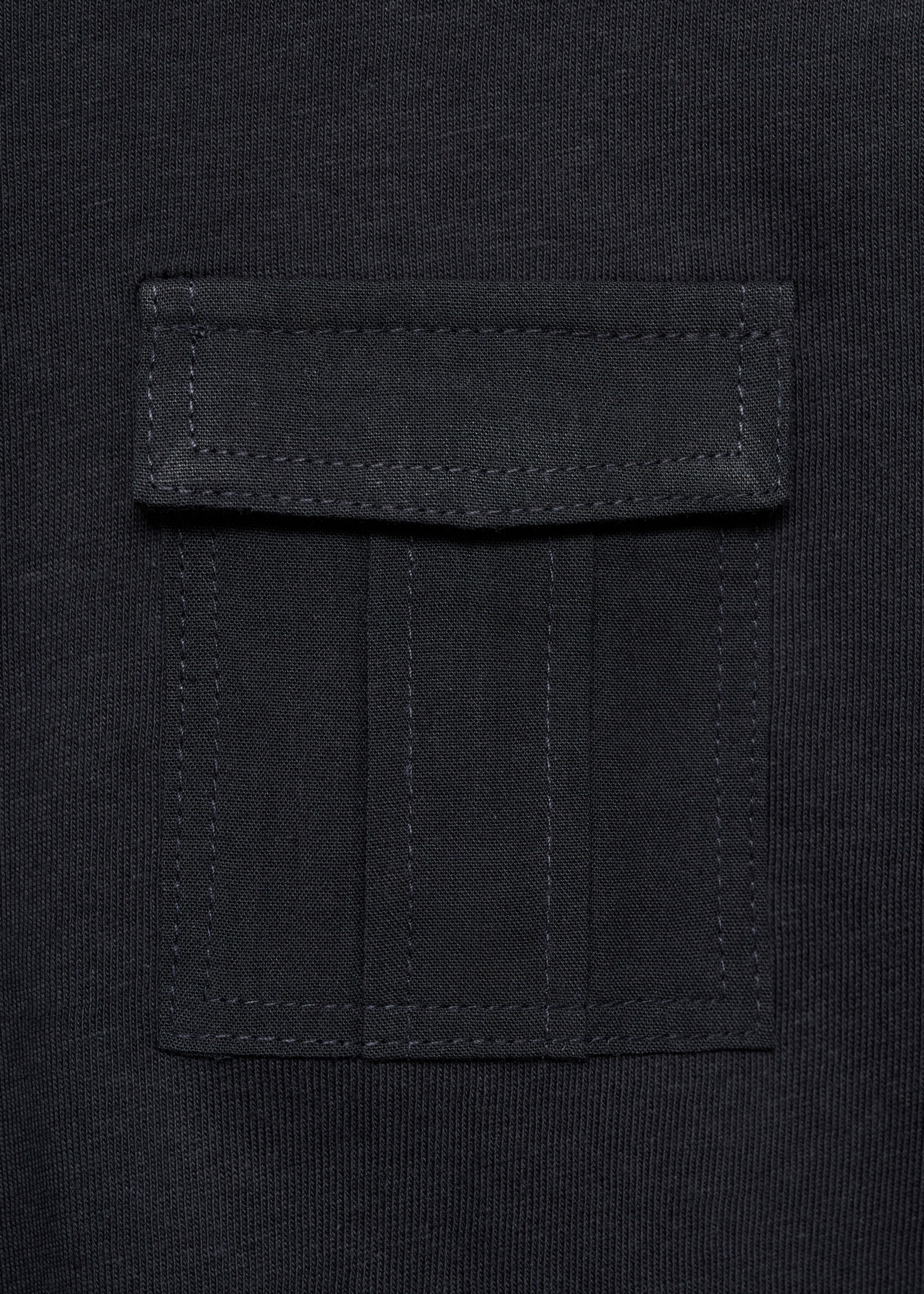 Long-sleeved t-shirt with pockets - Details of the article 8, Black. Ref: 77006734-00.