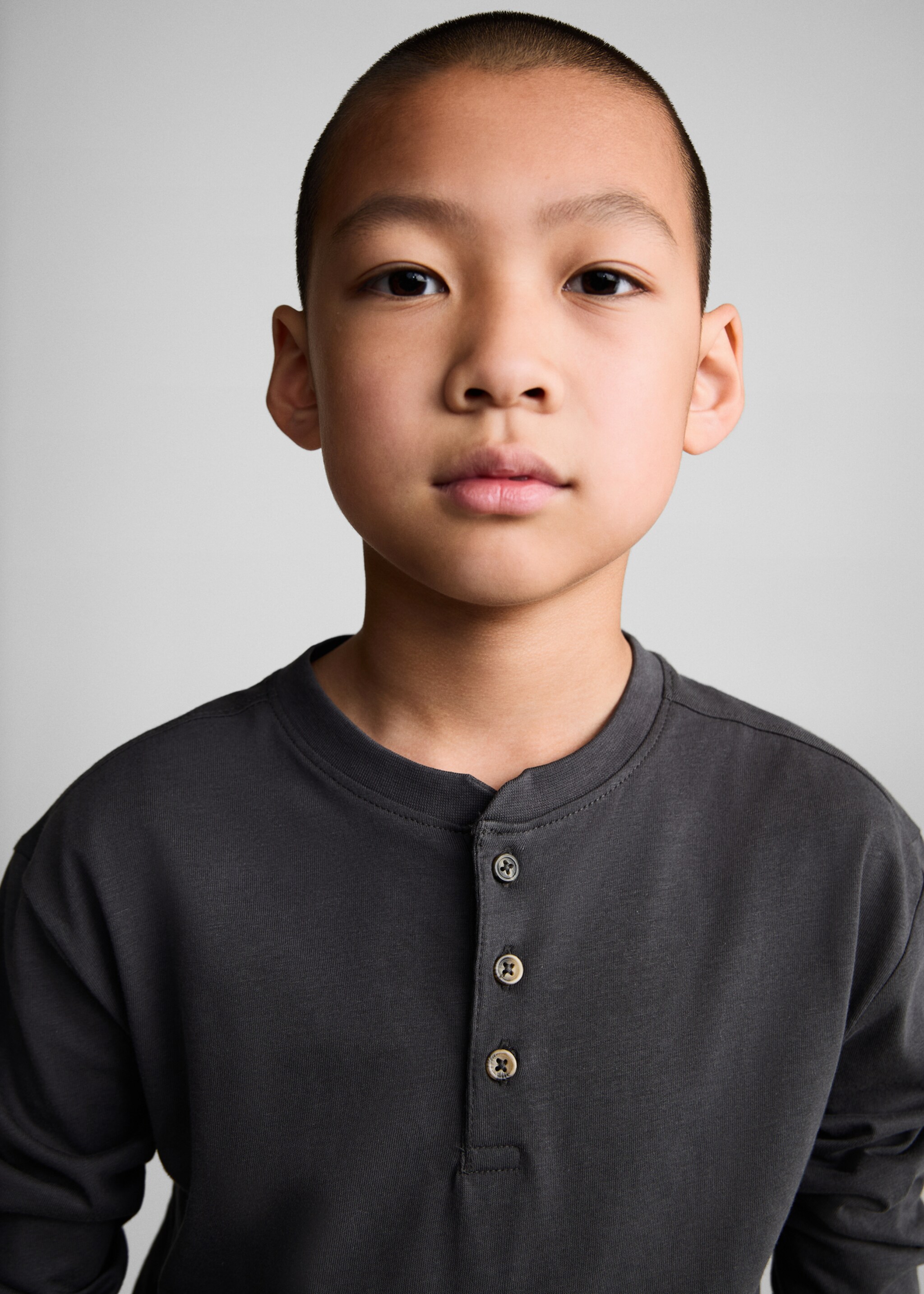Buttoned cotton T-shirt - Details of the article 1, Charcoal. Ref: 77006738-00.