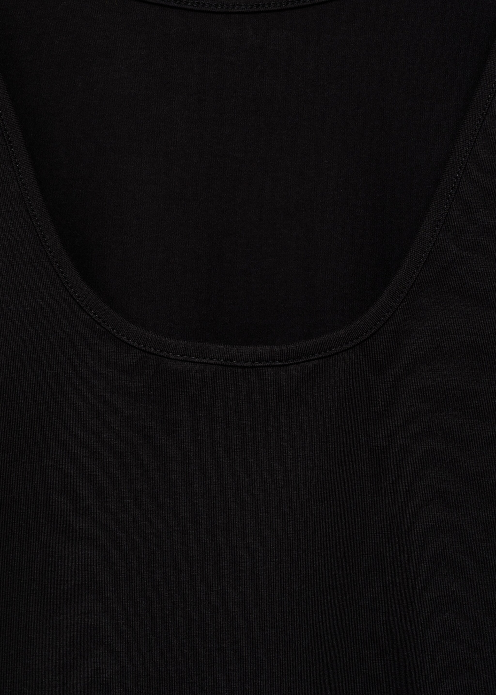 Long sleeved t-shirt back open - Details of the article 8, Black. Ref: 77006750-00.