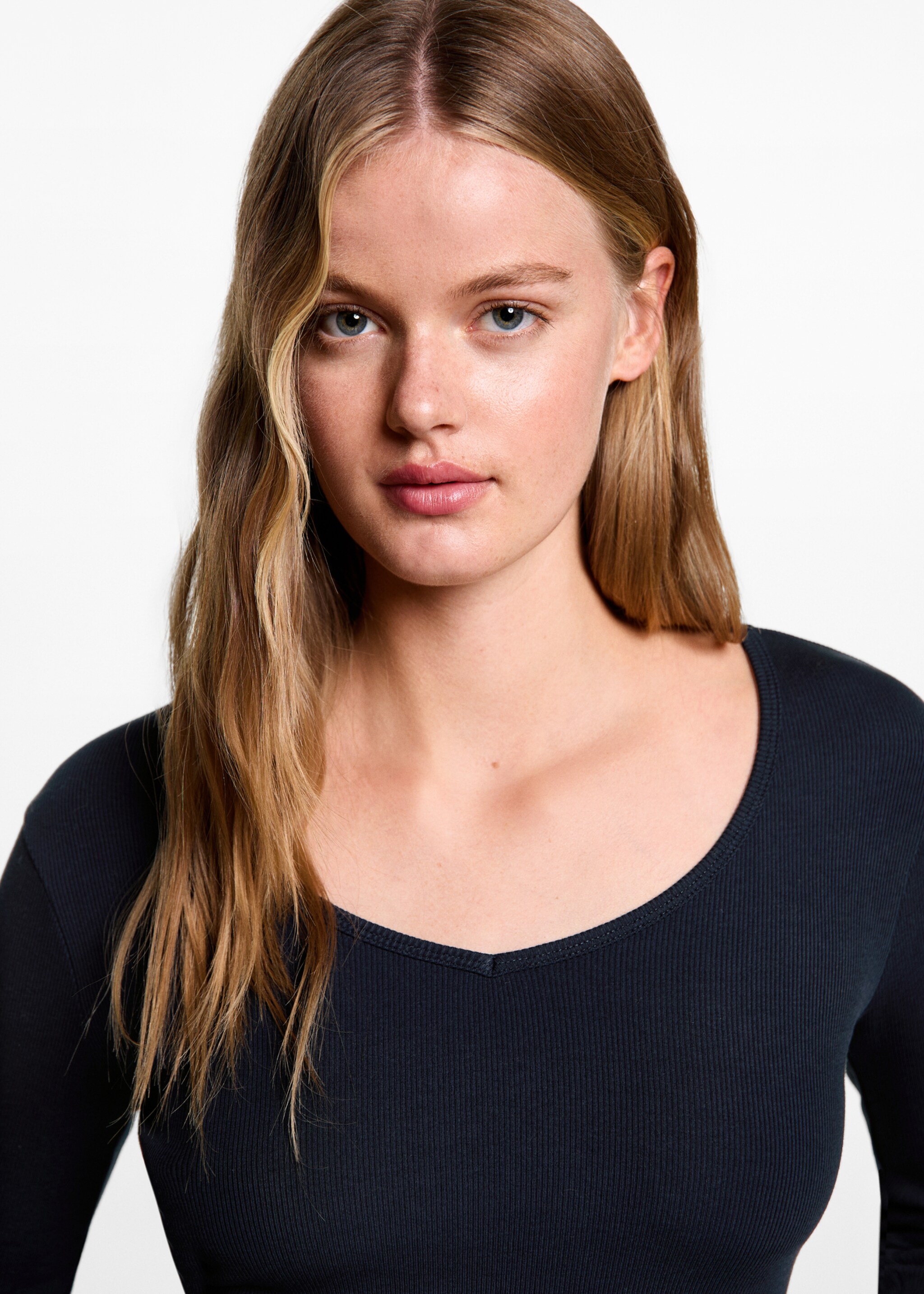 Long-sleeved V-neck T-shirt - Details of the article 1, Dark Navy. Ref: 77006751-00.