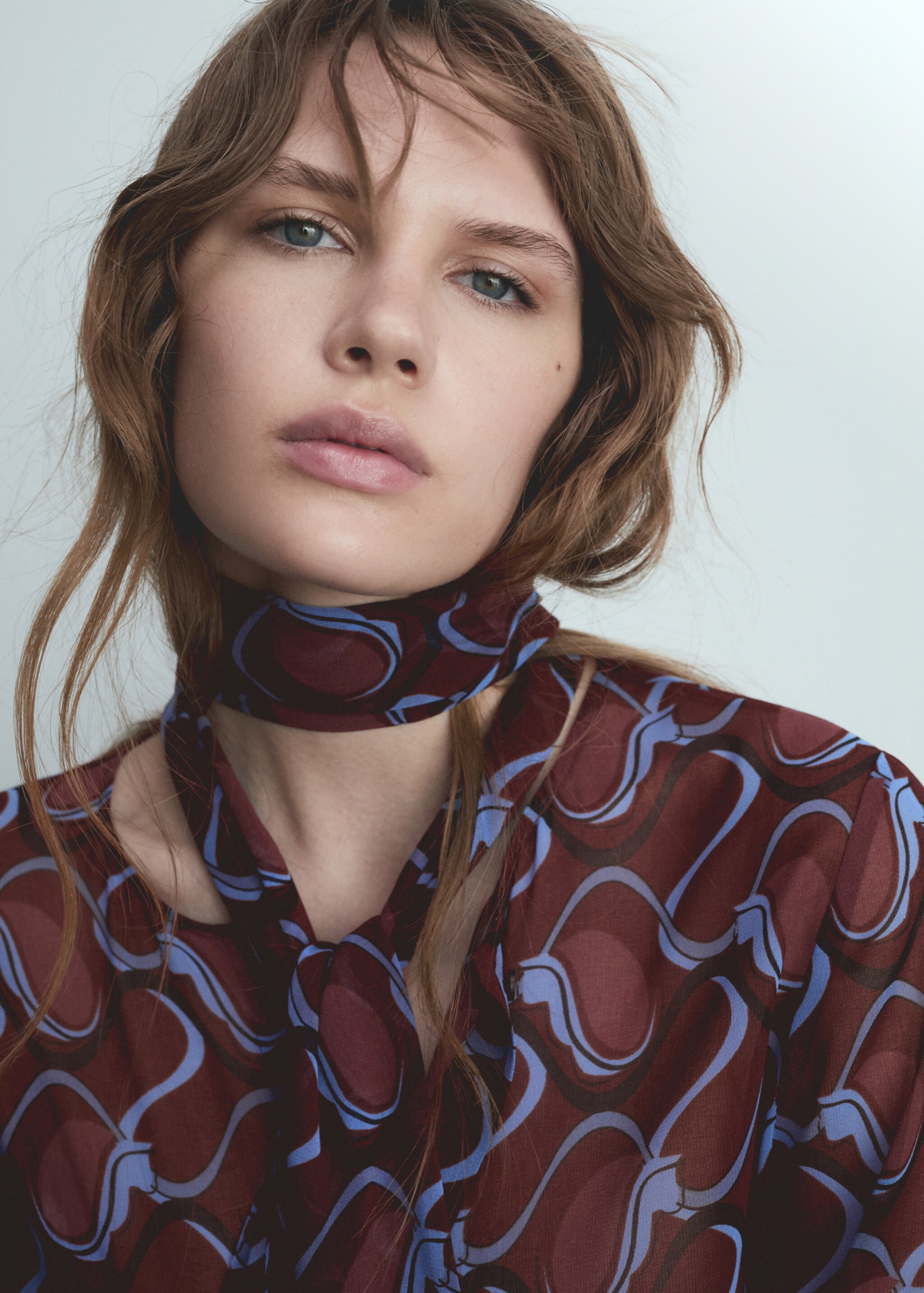 Bow printed shirt - Details of the article 1, Maroon. Ref: 77006765-00.