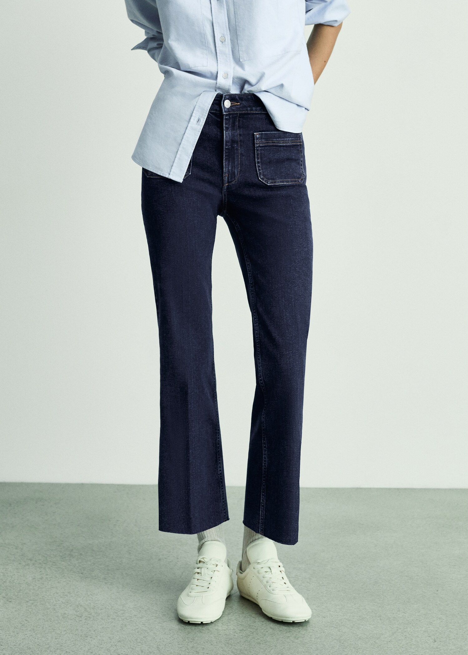 Flared-Jeans mit Taschen in Cropped-Länge - Mittlere Ansicht