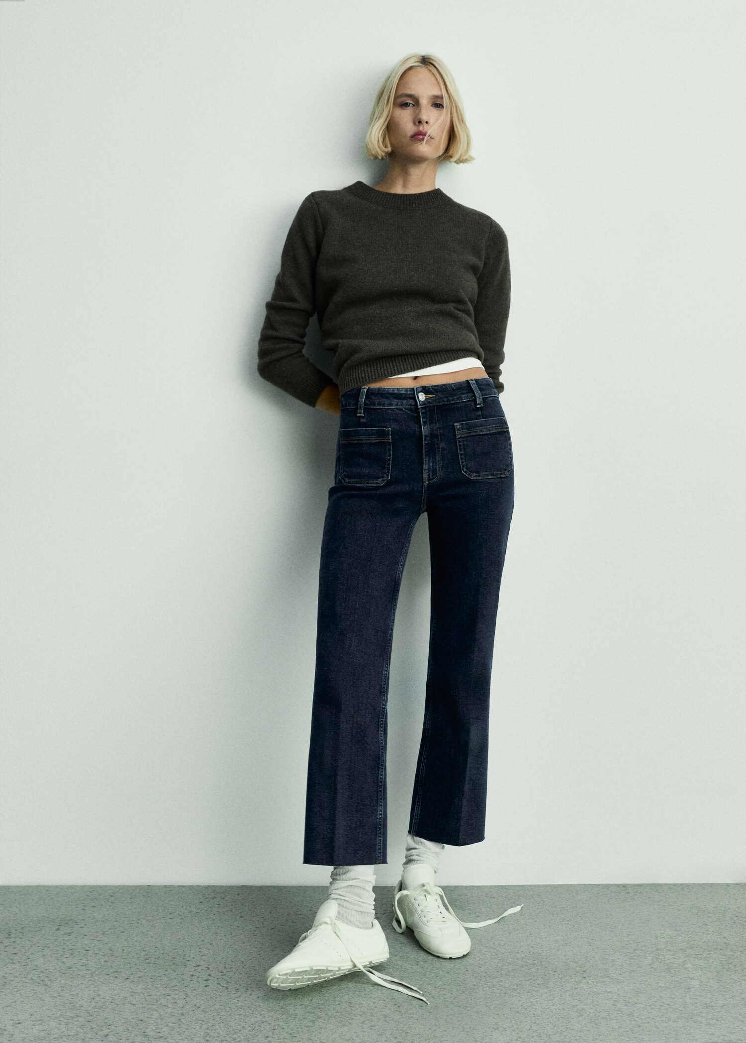 Flared-Jeans mit Taschen in Cropped-Länge - Detail des Artikels 7