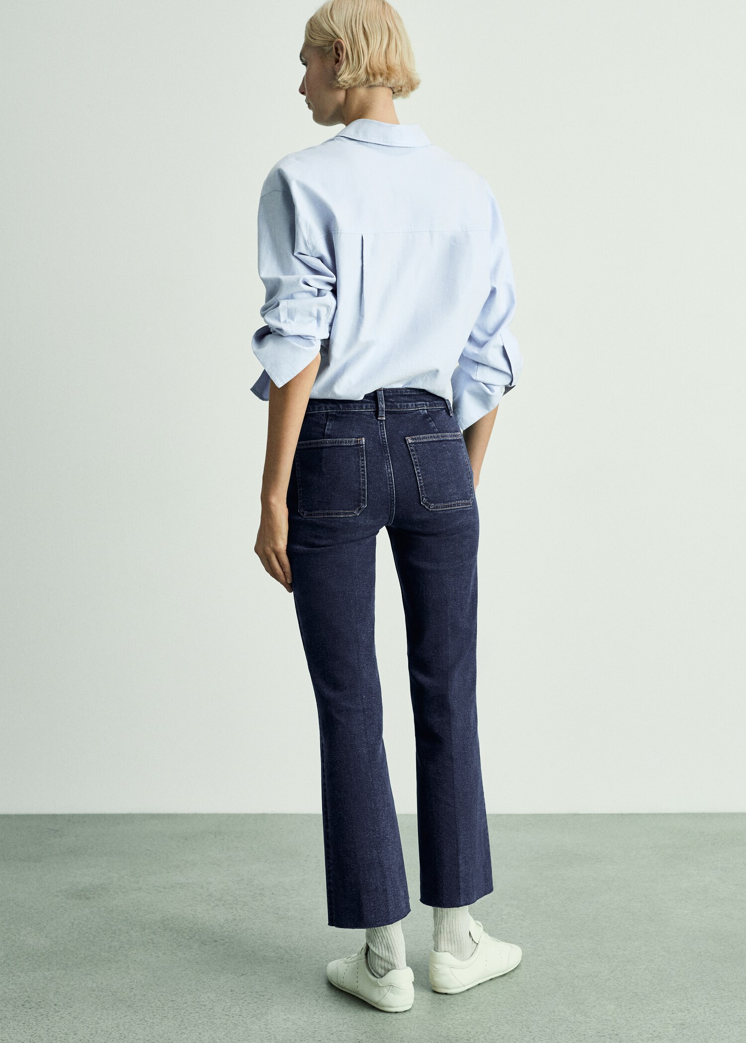 Flared-Jeans mit Taschen in Cropped-Länge - Rückseite des Artikels