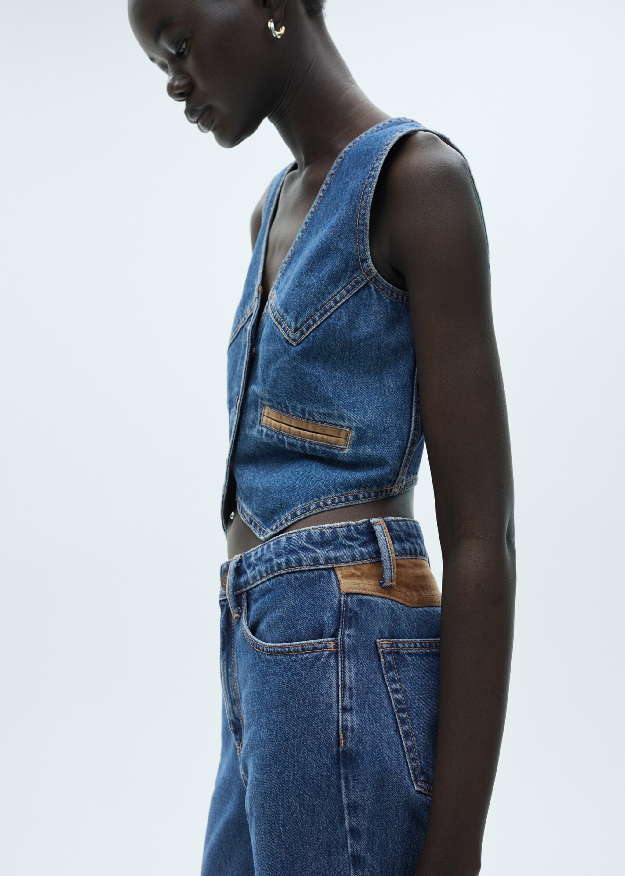 Gerade Jeans mit Kontrastdetails - Detail des Artikels 1, Dunkelblau. Ref: 77007130-00.