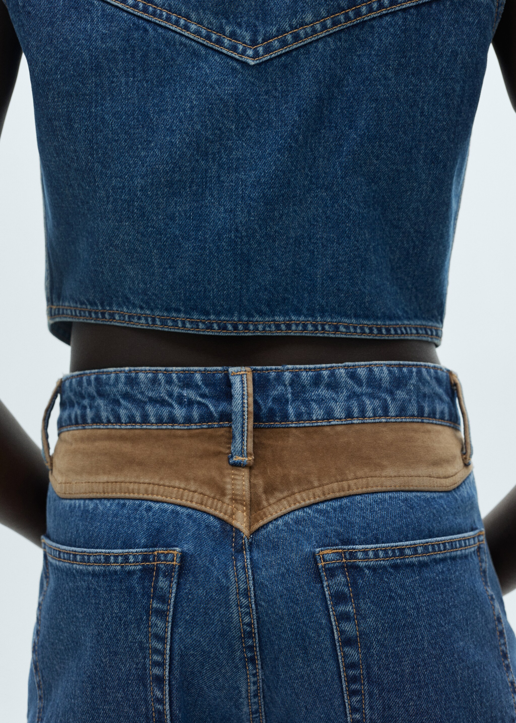 Gerade Jeans mit Kontrastdetails - Detail des Artikels 6, Dunkelblau. Ref: 77007130-00.