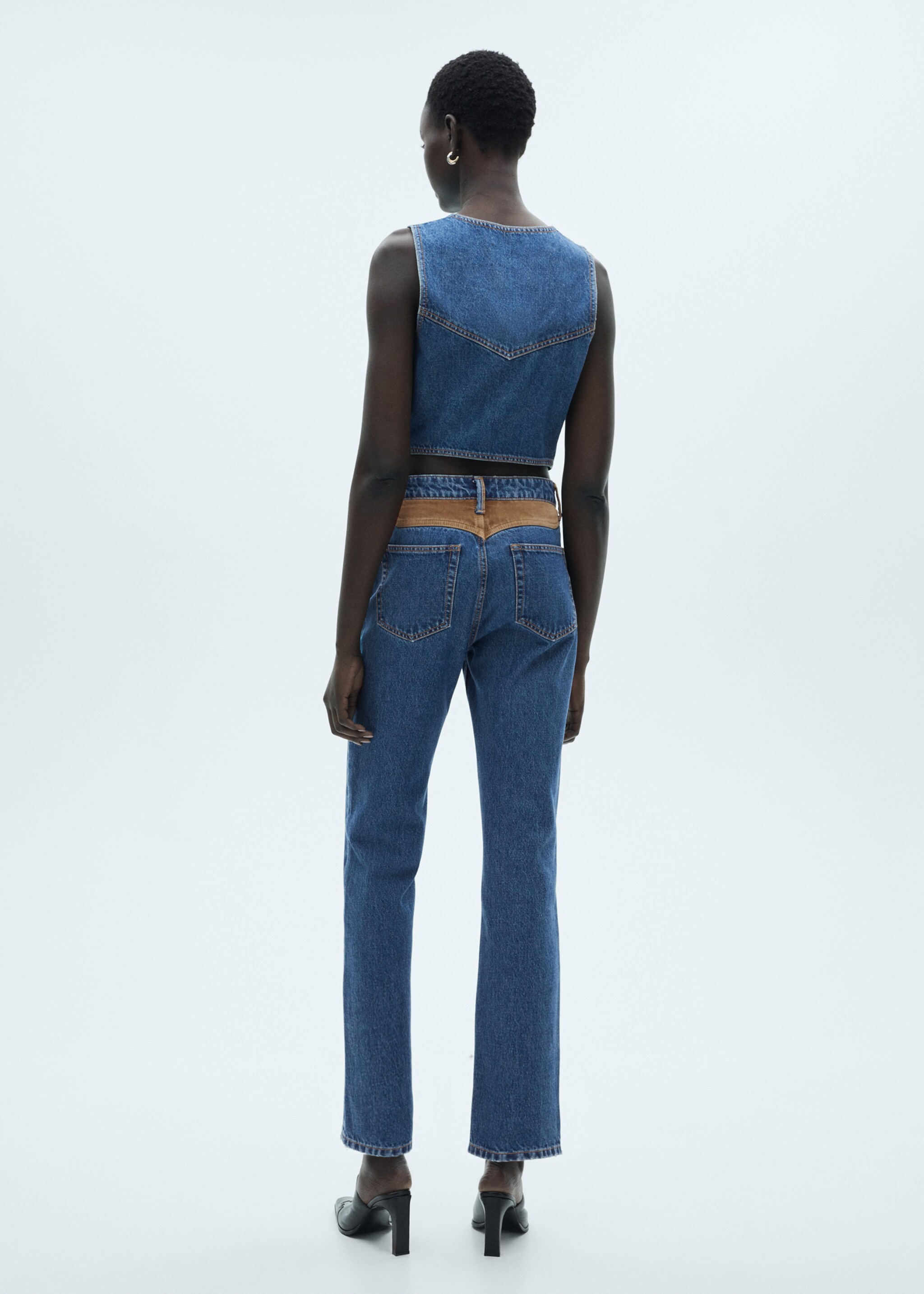 Gerade Jeans mit Kontrastdetails - Rückseite des Artikels, Dunkelblau. Ref: 77007130-00.