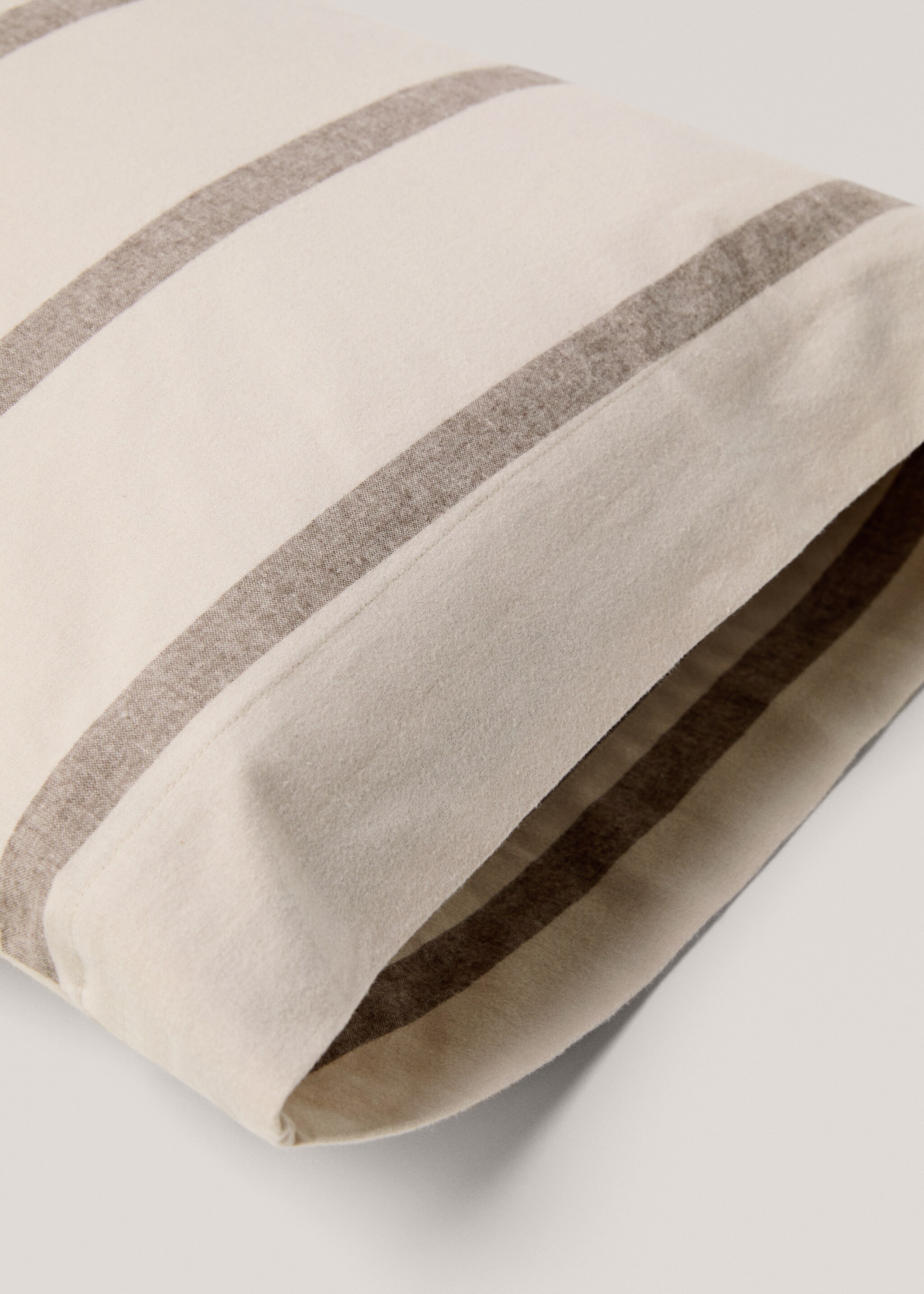Gestreifter Kopfkissenbezug aus 100 % Baumwoll-Flanell 45 x 110 cm - Detail des Artikels 1, Beige. Ref: 77007668-00.