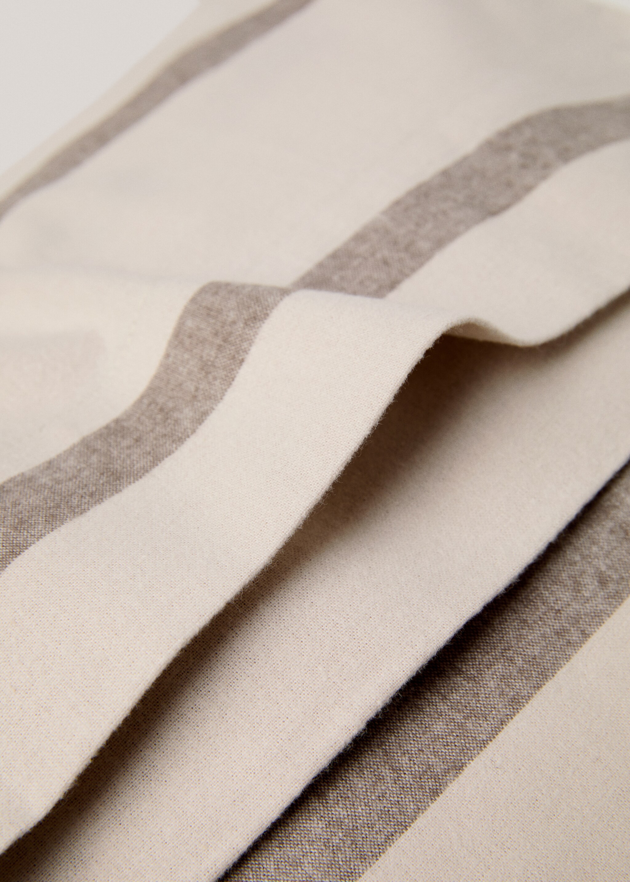 Gestreifter Kopfkissenbezug aus 100 % Baumwoll-Flanell 45 x 110 cm - Detail des Artikels 2, Beige. Ref: 77007668-00.