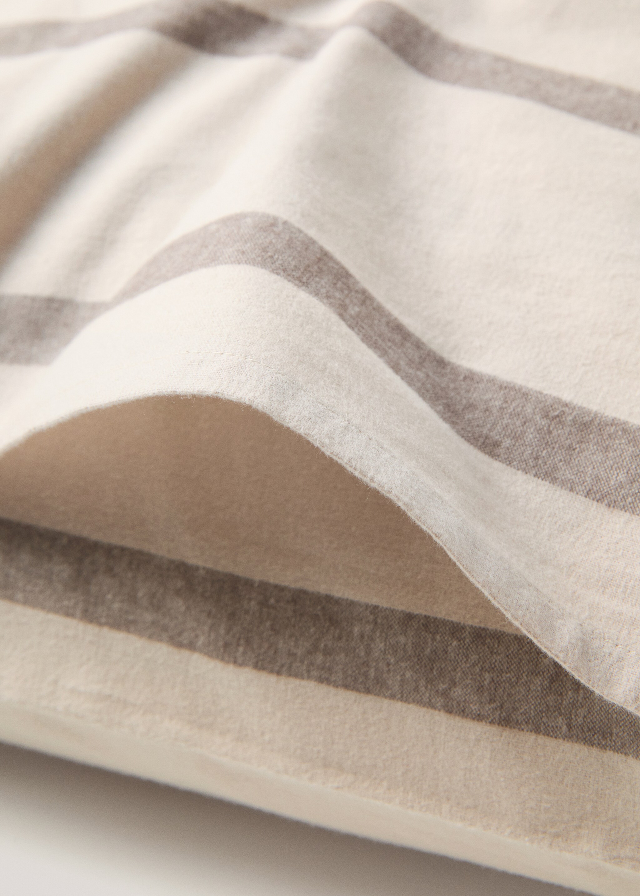 Gestreifter Kopfkissenbezug aus 100 % Baumwoll-Flanell 50 x 75 cm - Detail des Artikels 2, Beige. Ref: 77007669-00.