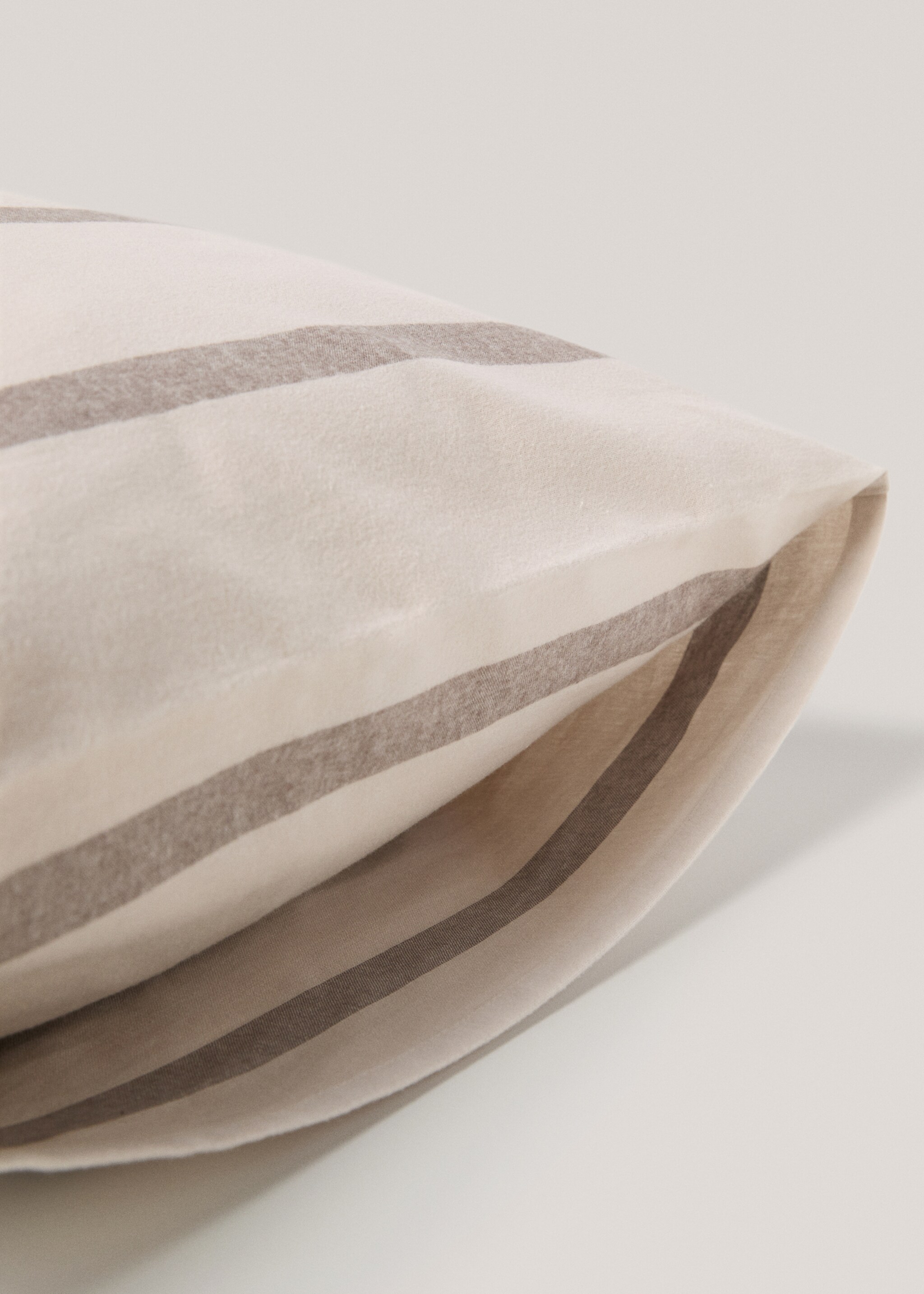Gestreifter Kopfkissenbezug aus 100 % Baumwoll-Flanell 50 x 75 cm - Detail des Artikels 3, Beige. Ref: 77007669-00.