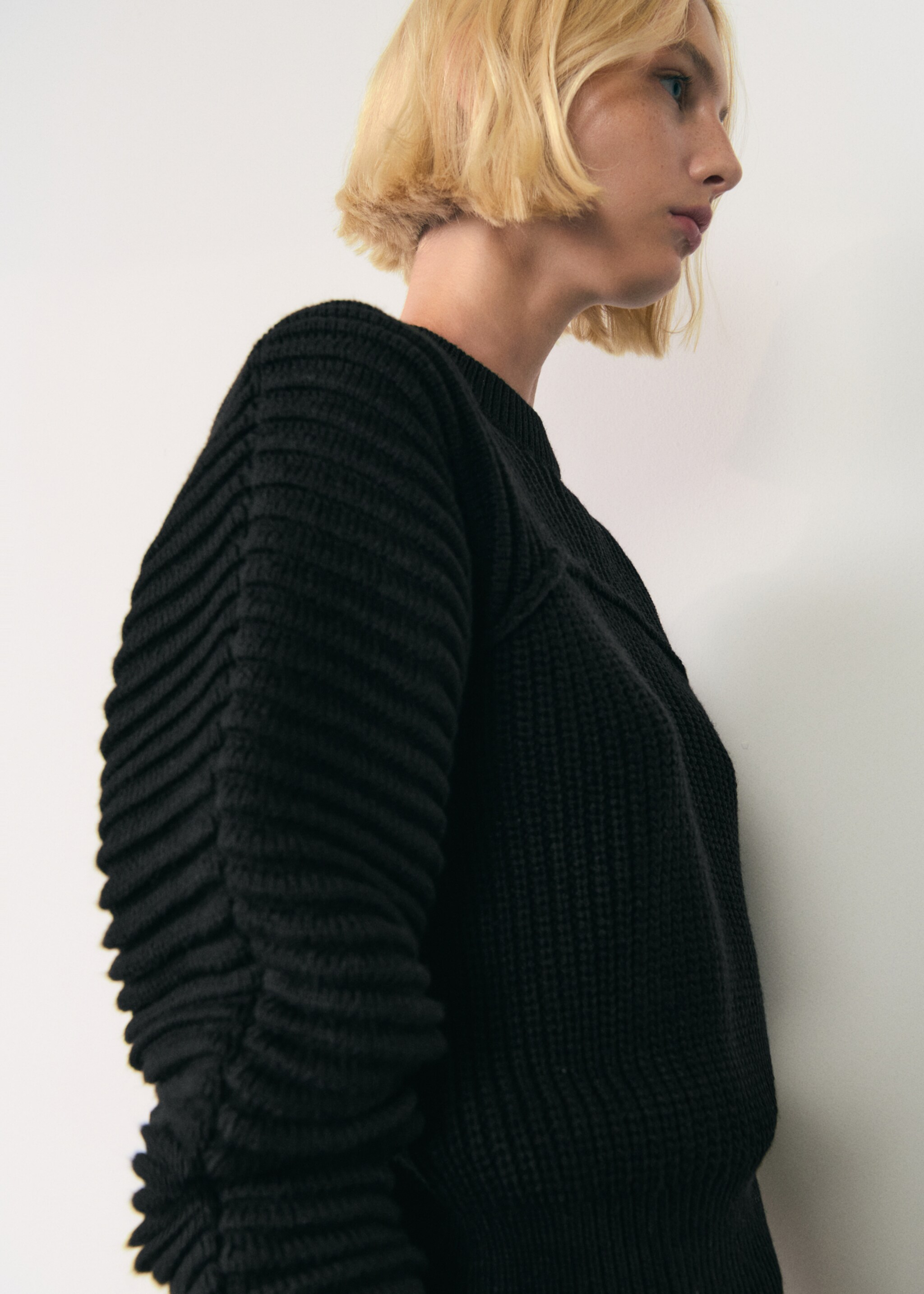 Strickpullover mit Ballonärmel - Detail des Artikels 1, Schwarz. Ref: 77007679-00.