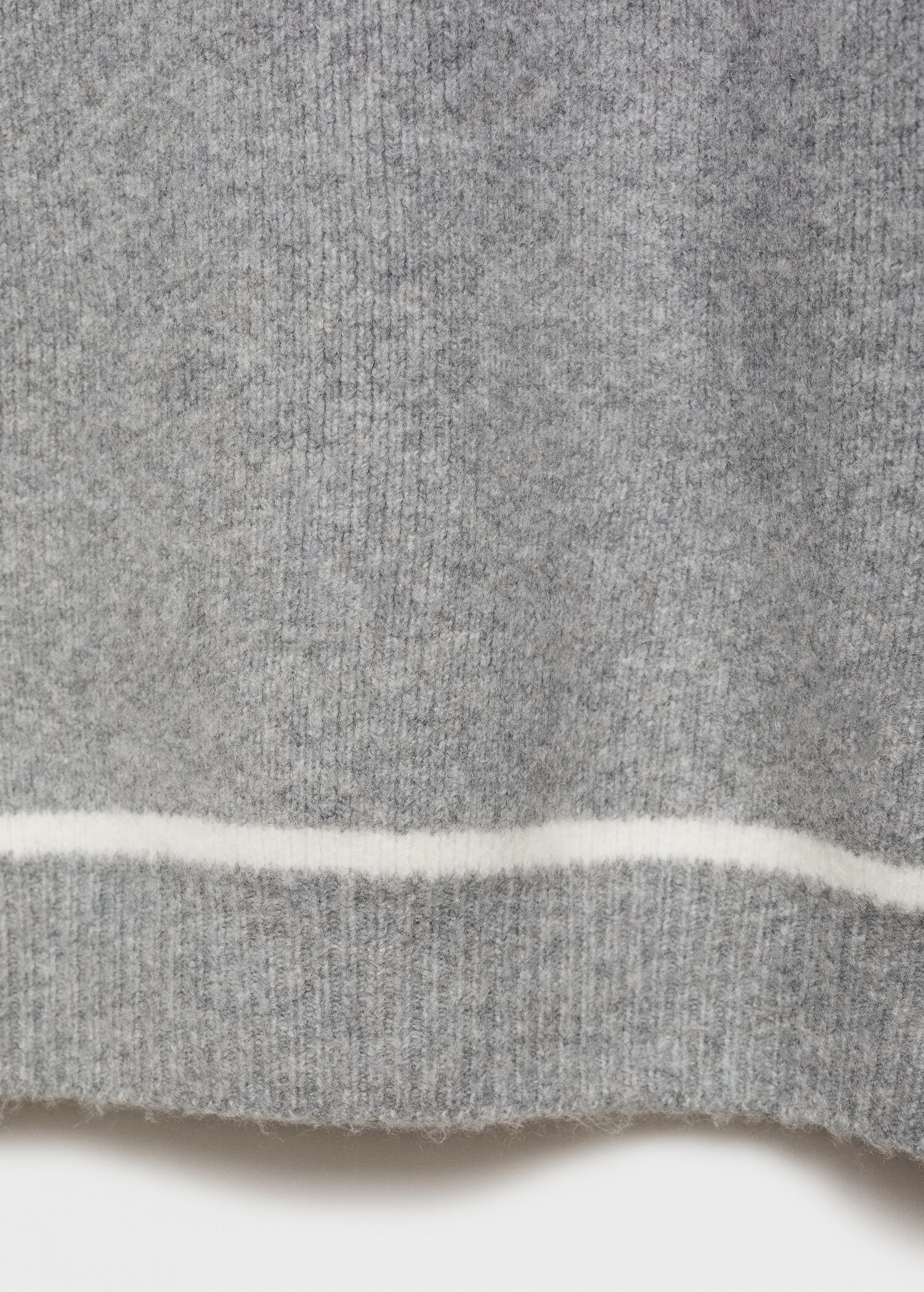 Turtleneck sweater with contrasting details - Details of the article 0