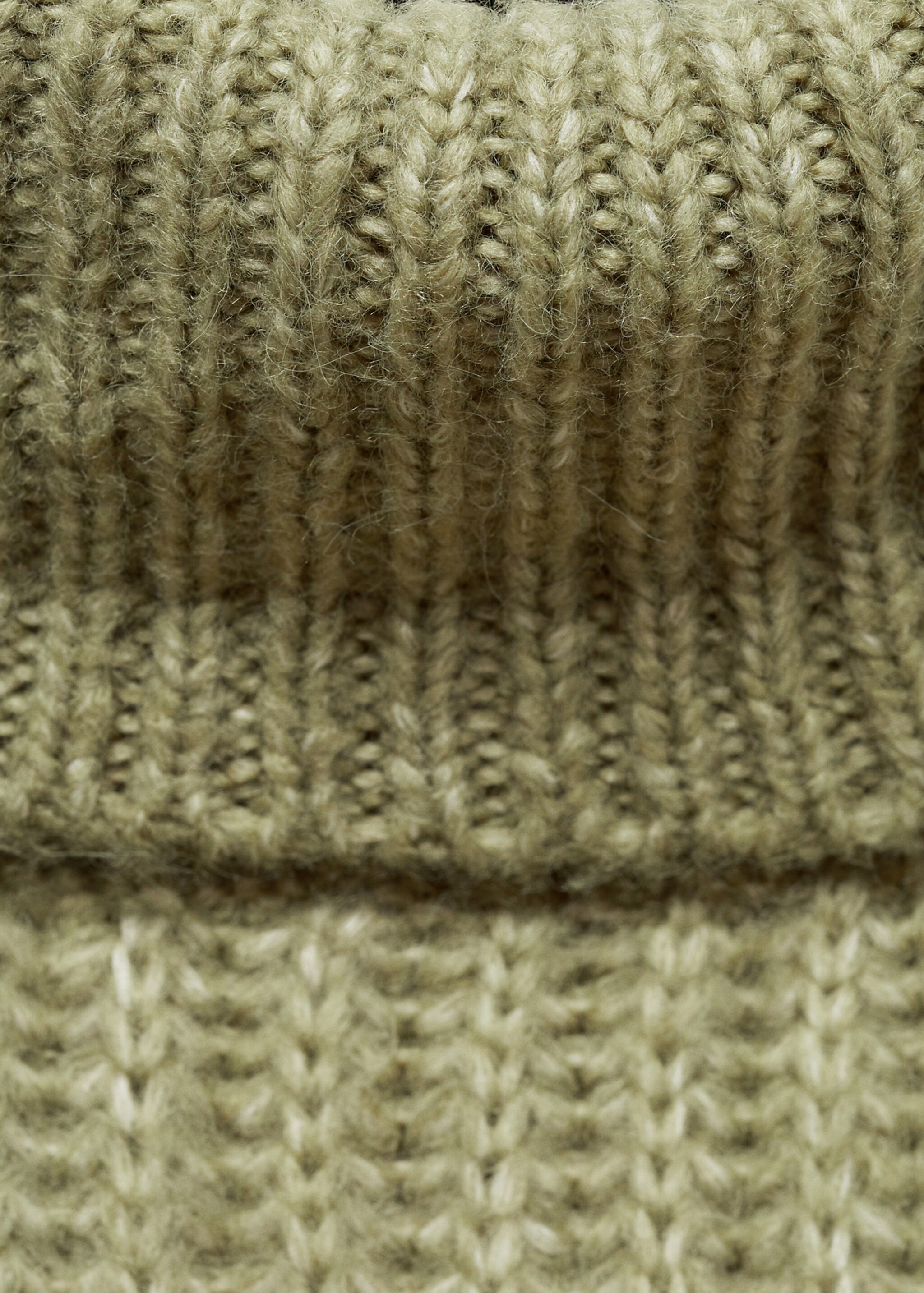 Strickpullover mit Rollkragen - Detail des Artikels 8, Grün. Ref: 77007689-00.