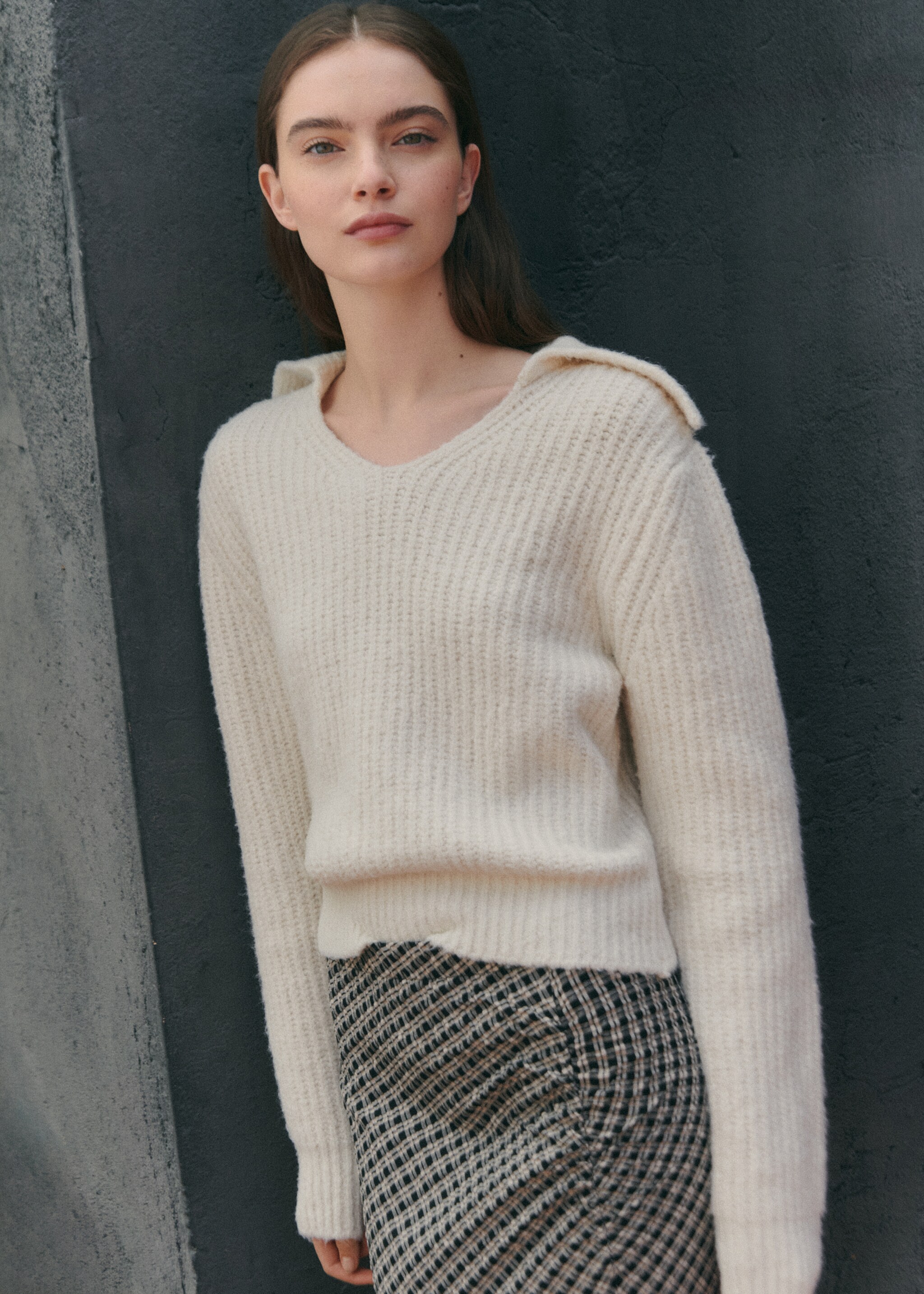 V-neck knit sweater - Details of the article 5, Ecru. Ref: 77007690-00.