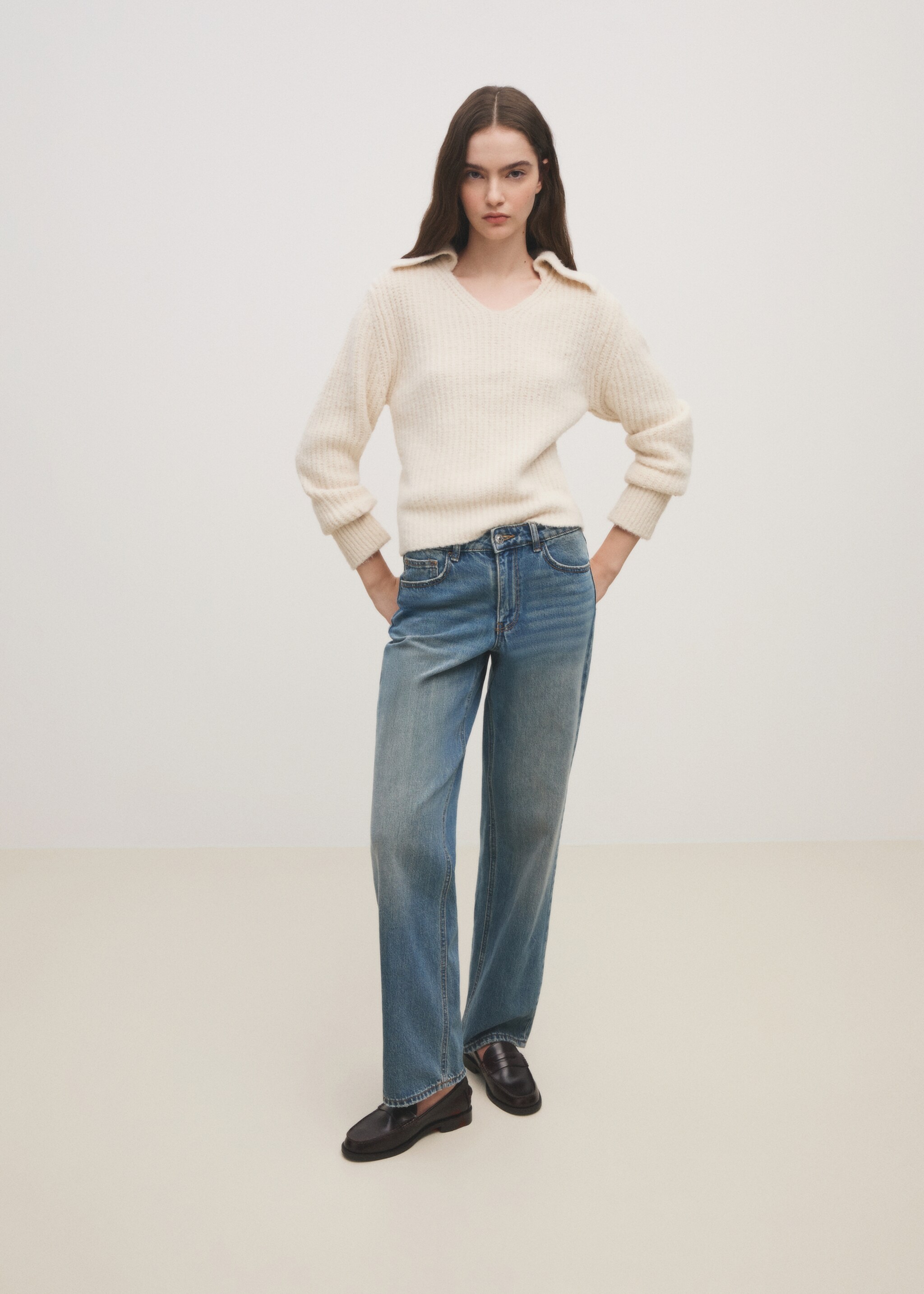 V-neck knit sweater - Details of the article 6, Ecru. Ref: 77007690-00.