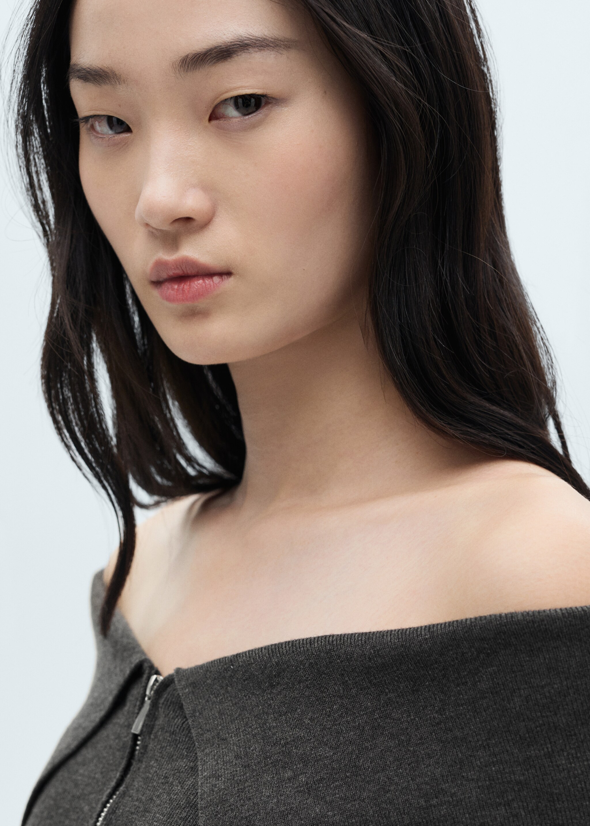 Open-shoulder sweater with zip - Details of the article 1, Dark Heather Grey. Ref: 77007693-00.