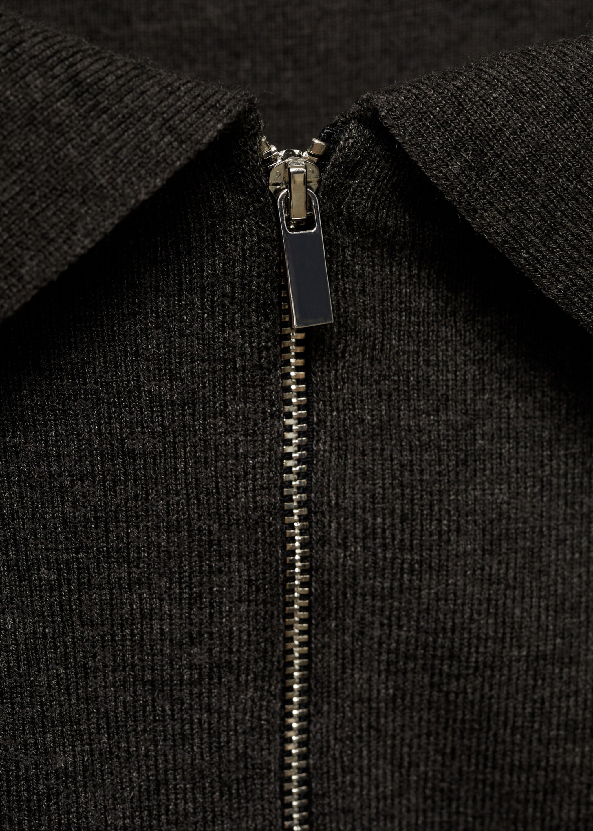 Open-shoulder sweater with zip - Details of the article 8, Dark Heather Grey. Ref: 77007693-00.
