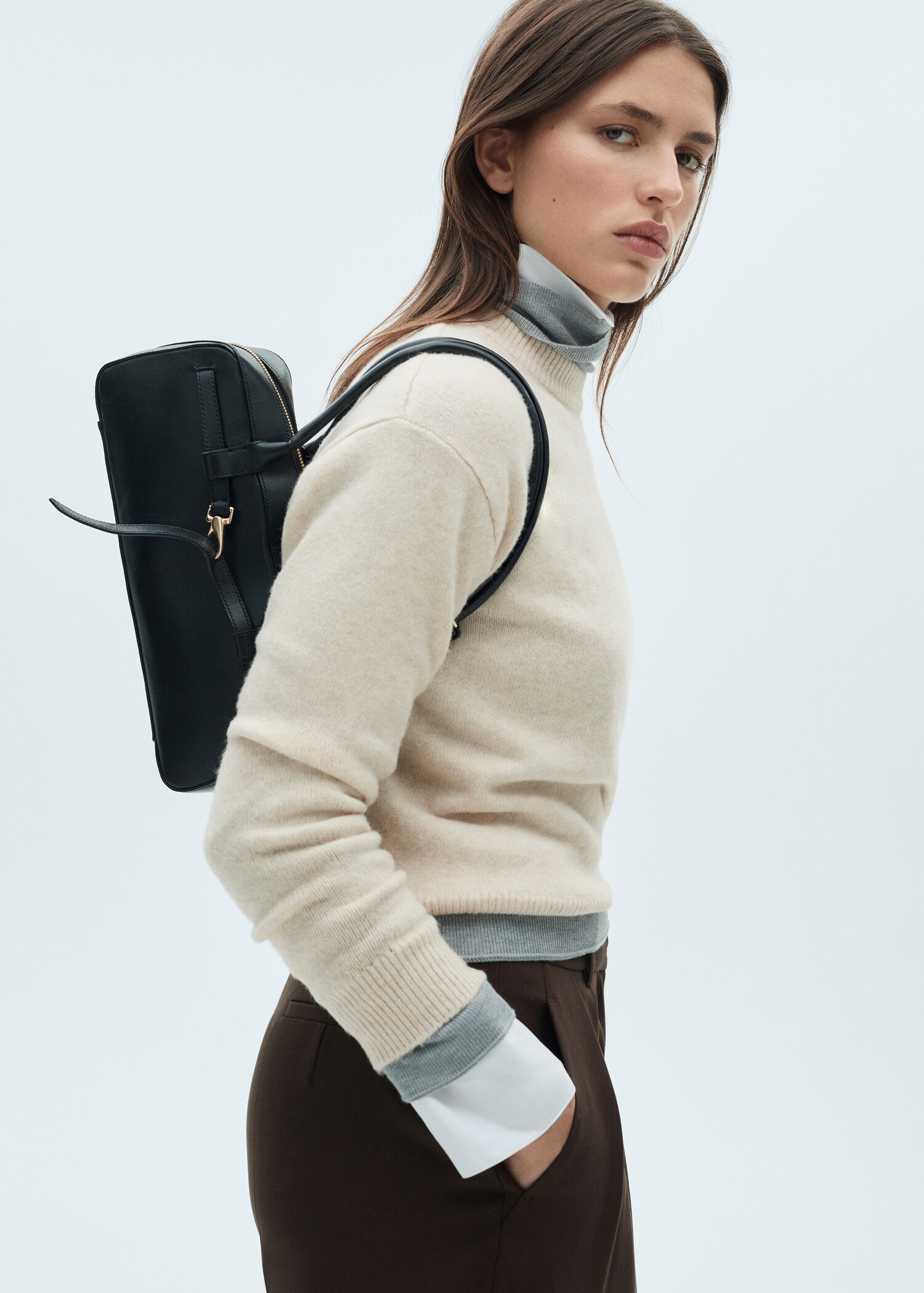 Round-neck knitted sweater - Medium plane