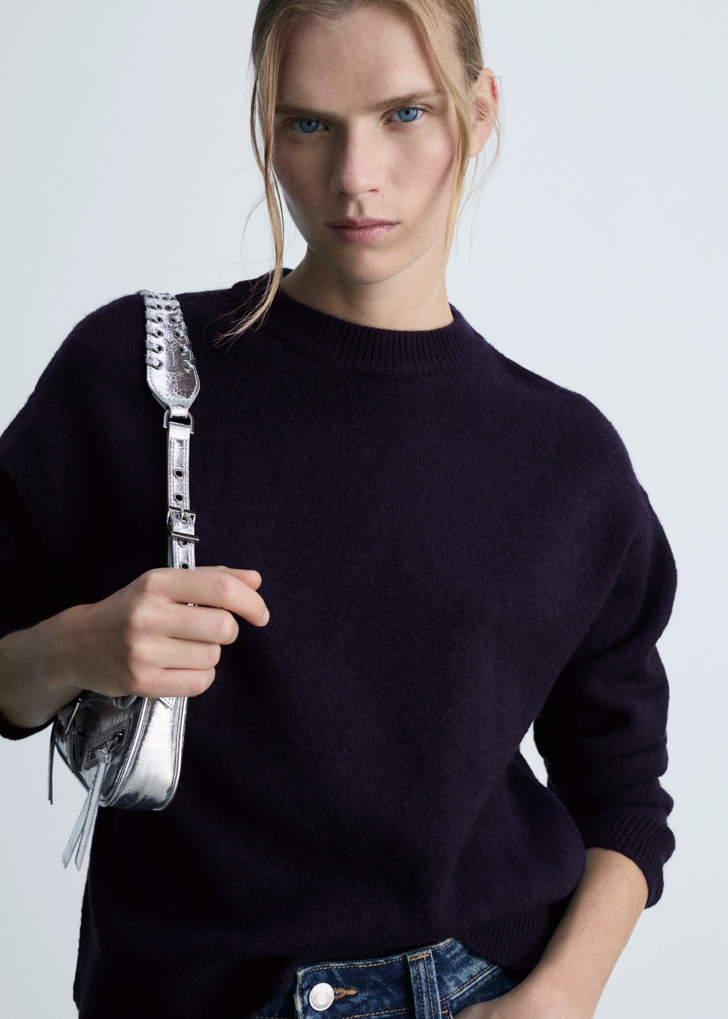 Round-neck knitted sweater - Medium plane