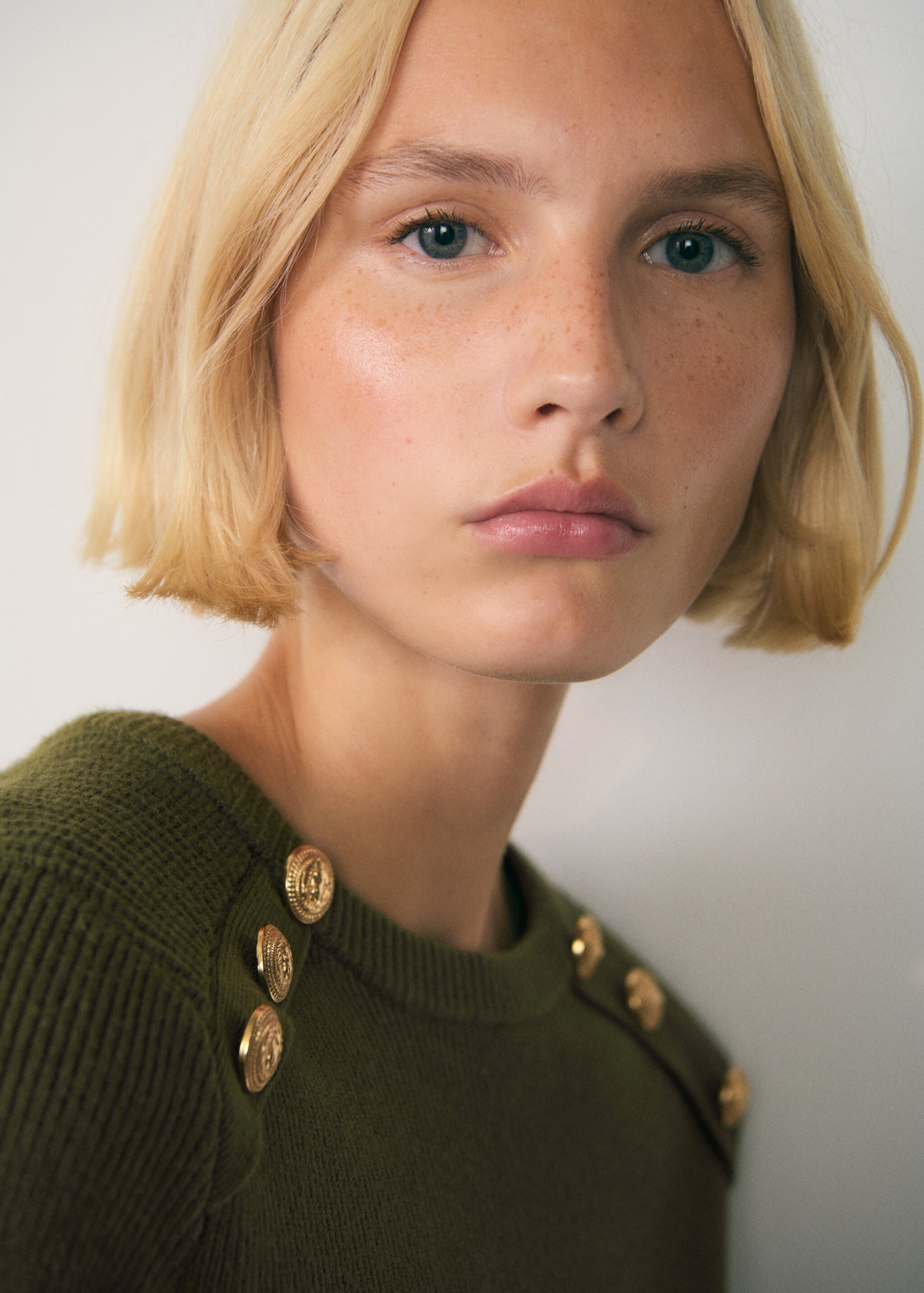 Sweater with jewel buttons - Details of the article 1, Khaki. Ref: 77007698-00.