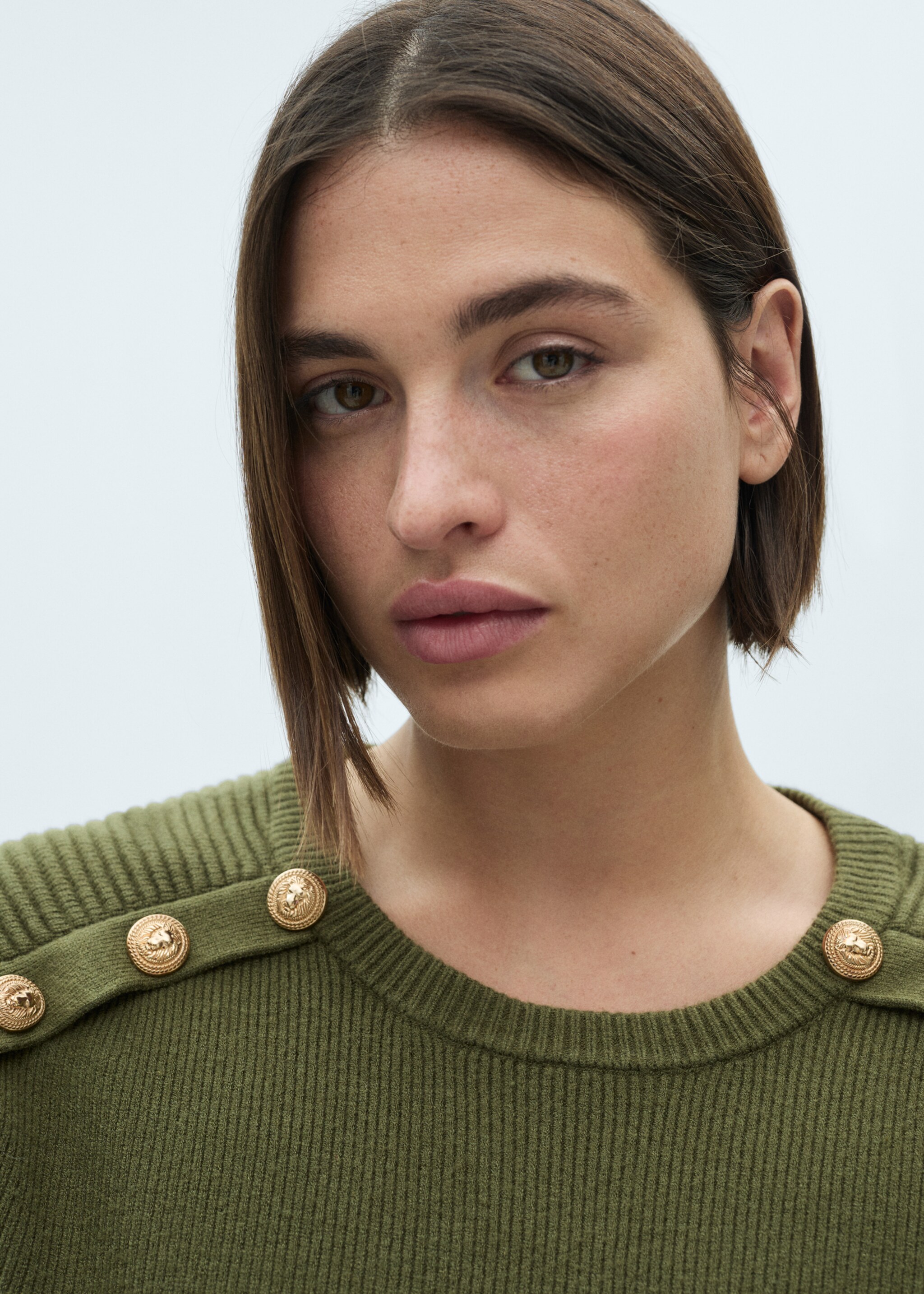Sweater with jewel buttons - Details of the article 4, Khaki. Ref: 77007698-00.