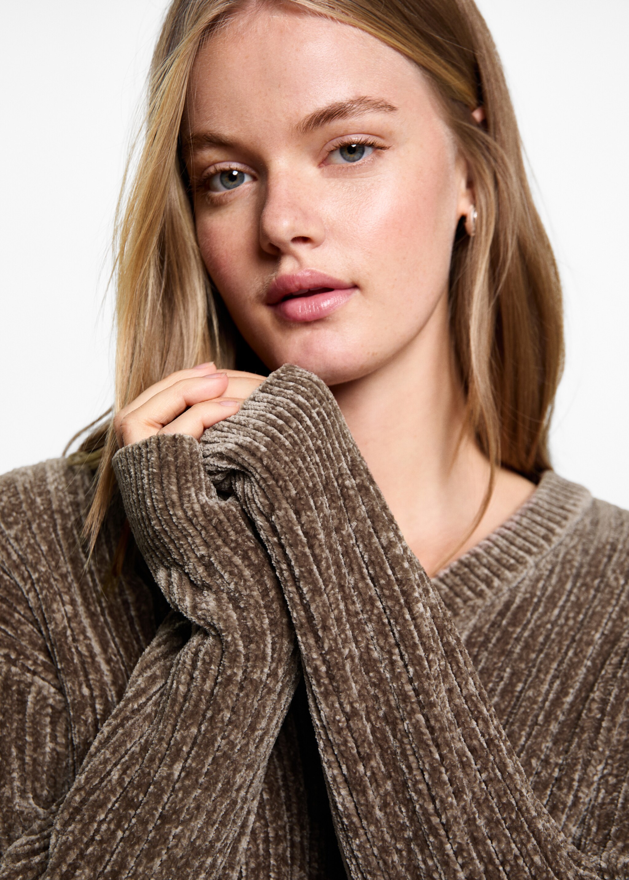 V-neck sweater - Details of the article 1, Brown. Ref: 77007702-00.