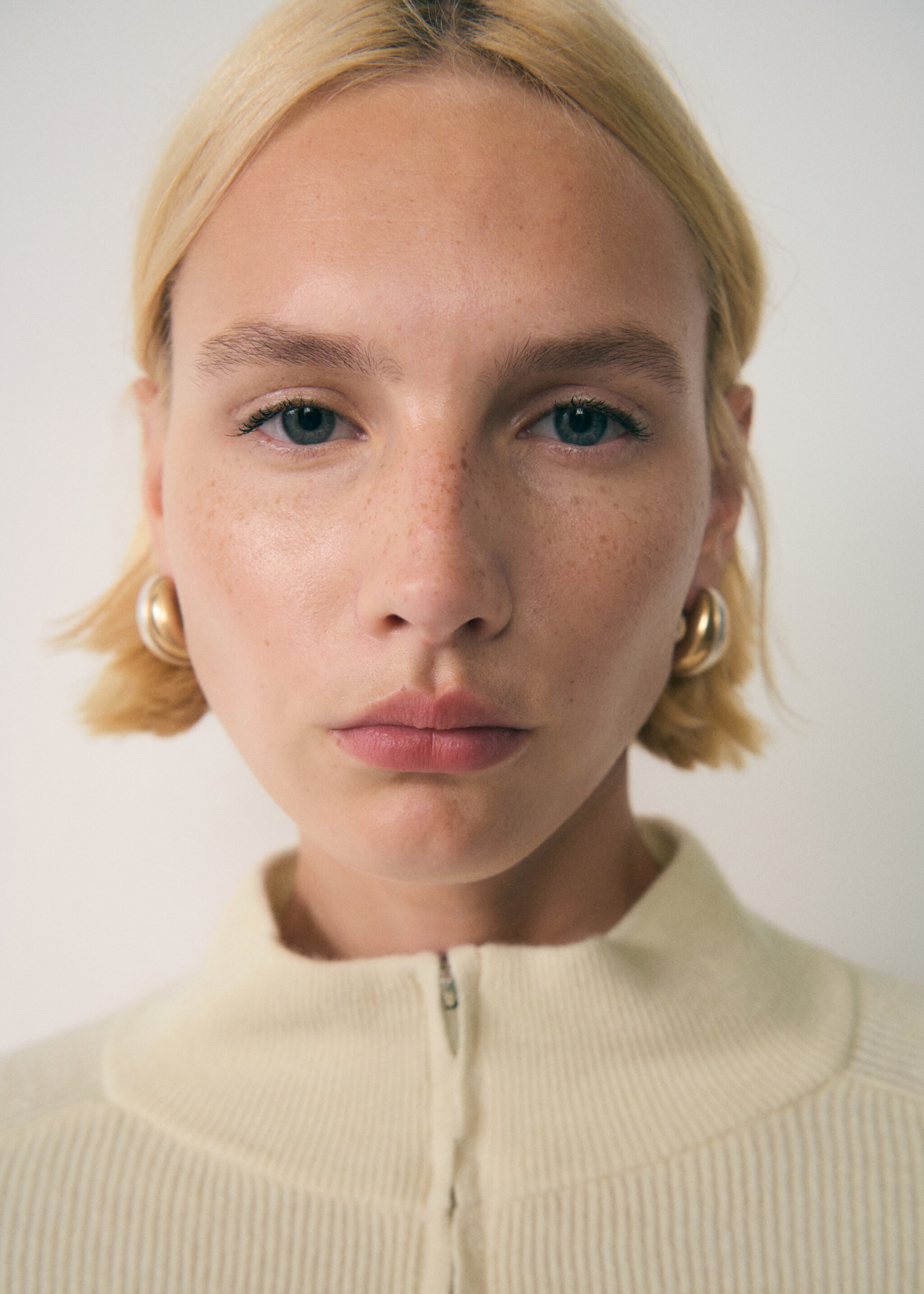 Perkins-neck sweater with zip - Details of the article 1, Ecru. Ref: 77007704-00.