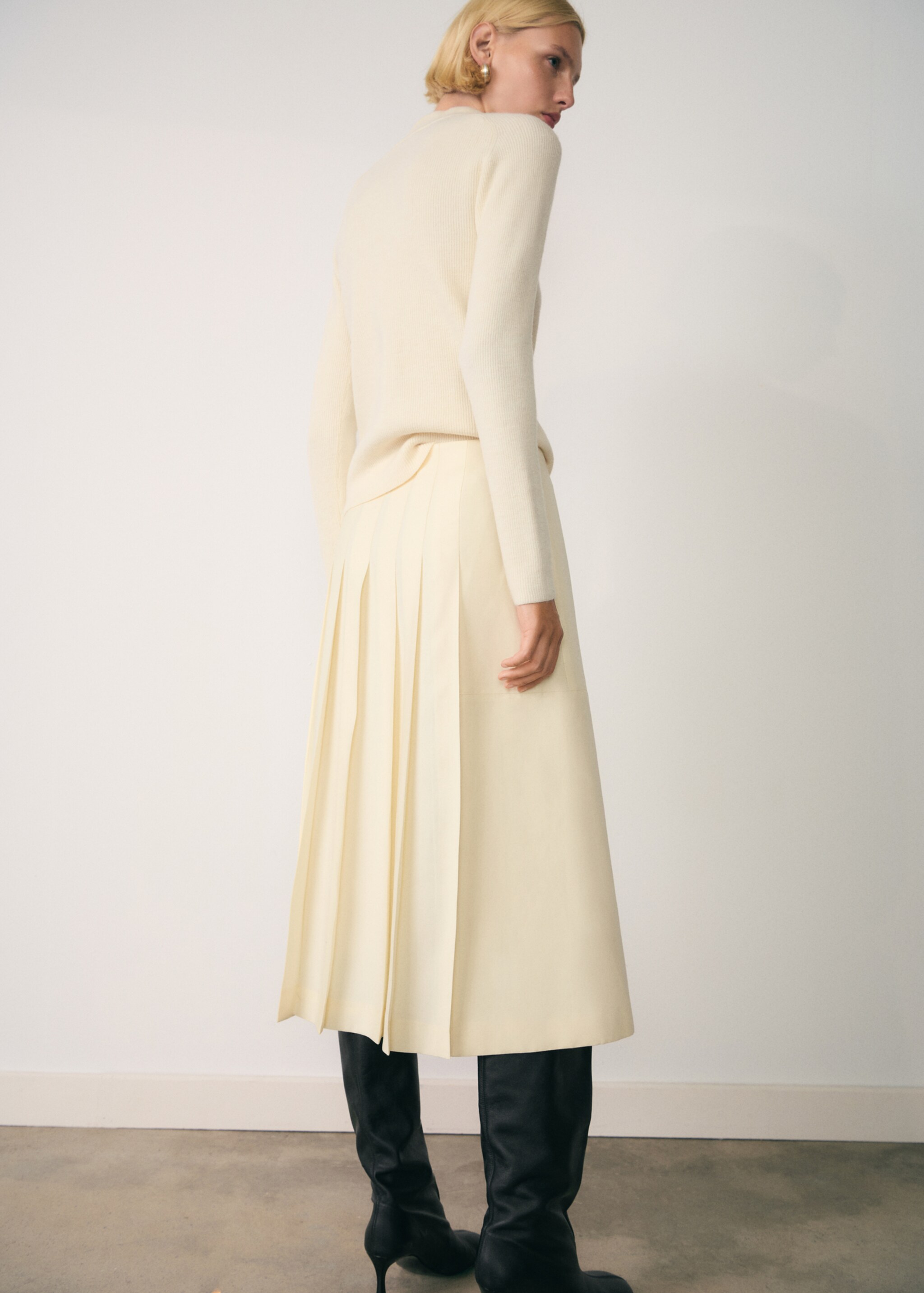 Perkins-neck sweater with zip - Reverse of the article, Ecru. Ref: 77007704-00.