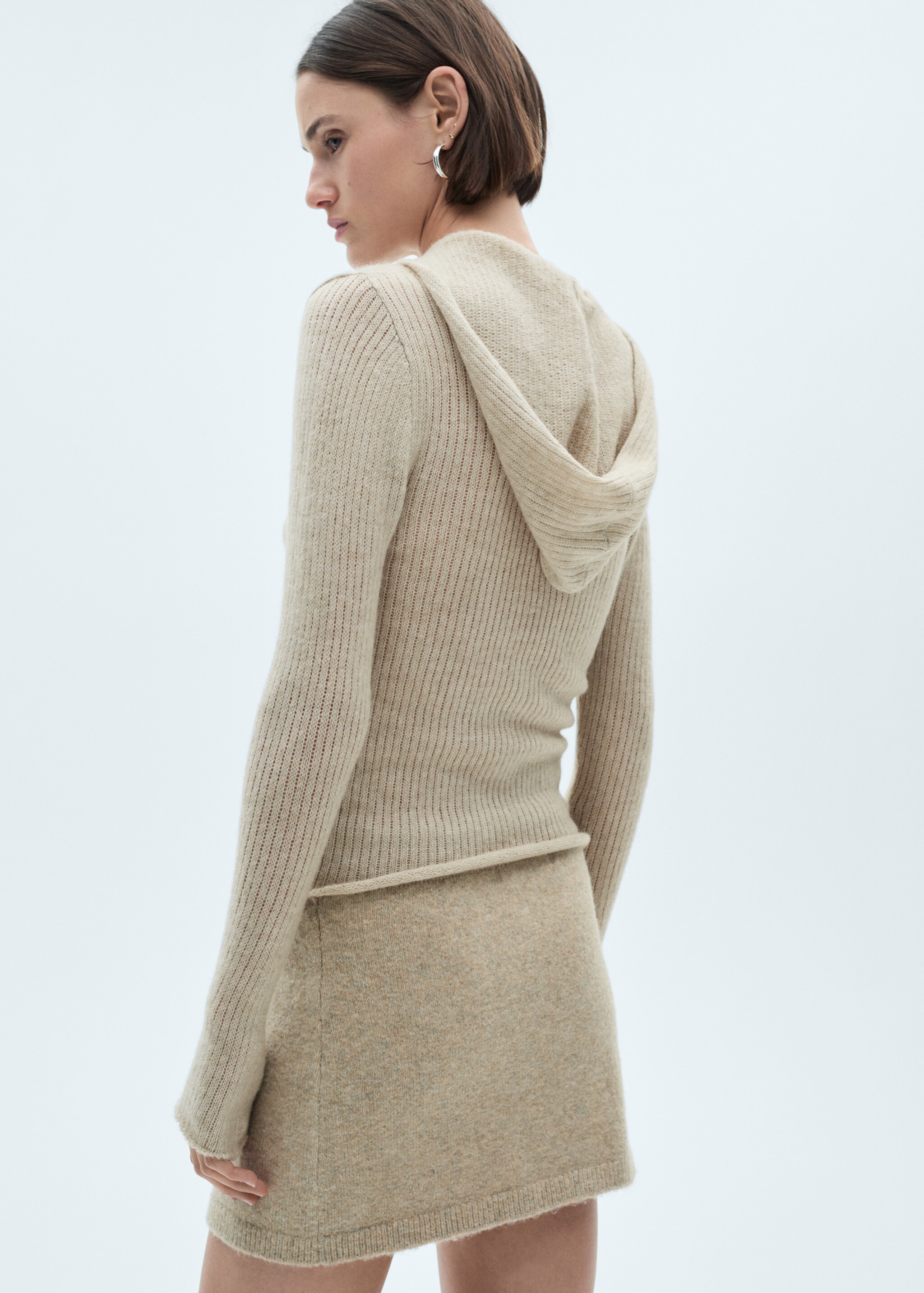Ribbed hooded sweater - Reverse of the article, Sand. Ref: 77007718-00.
