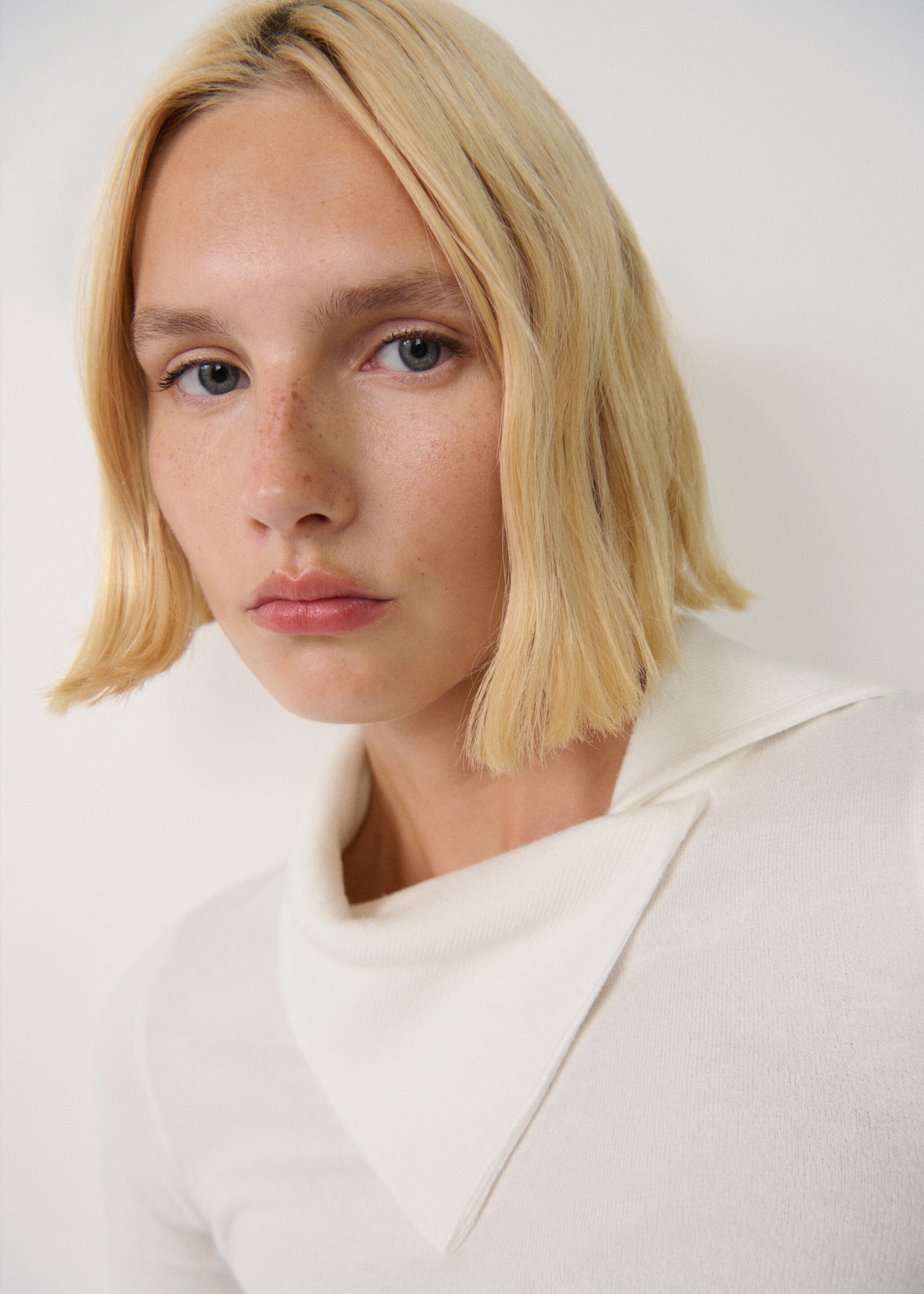 Camp-collar knit sweater - Details of the article 1, White. Ref: 77007721-00.