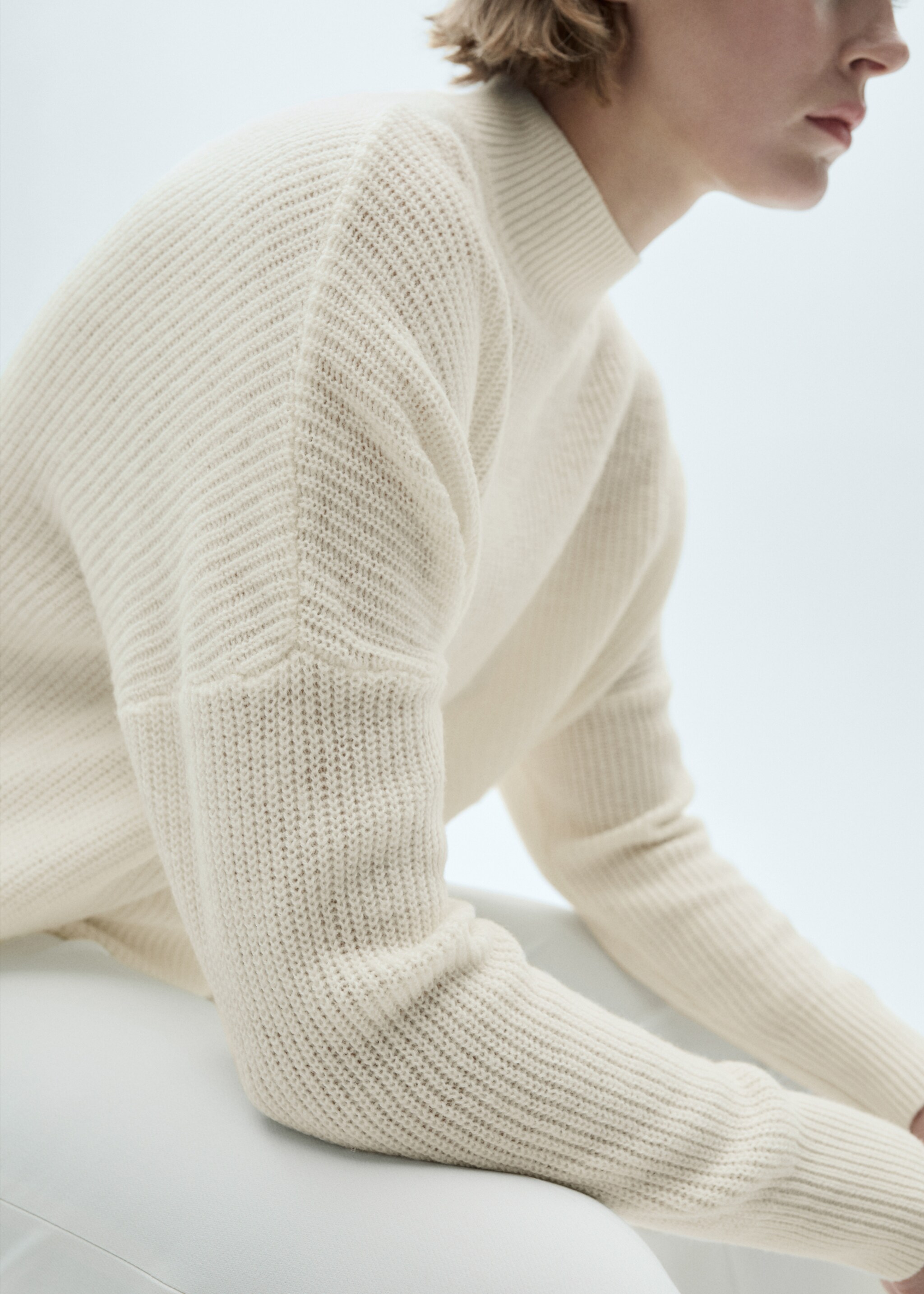 Pull-over en laine oversize - Plan moyen, Écru. Ref: 77007722-00.