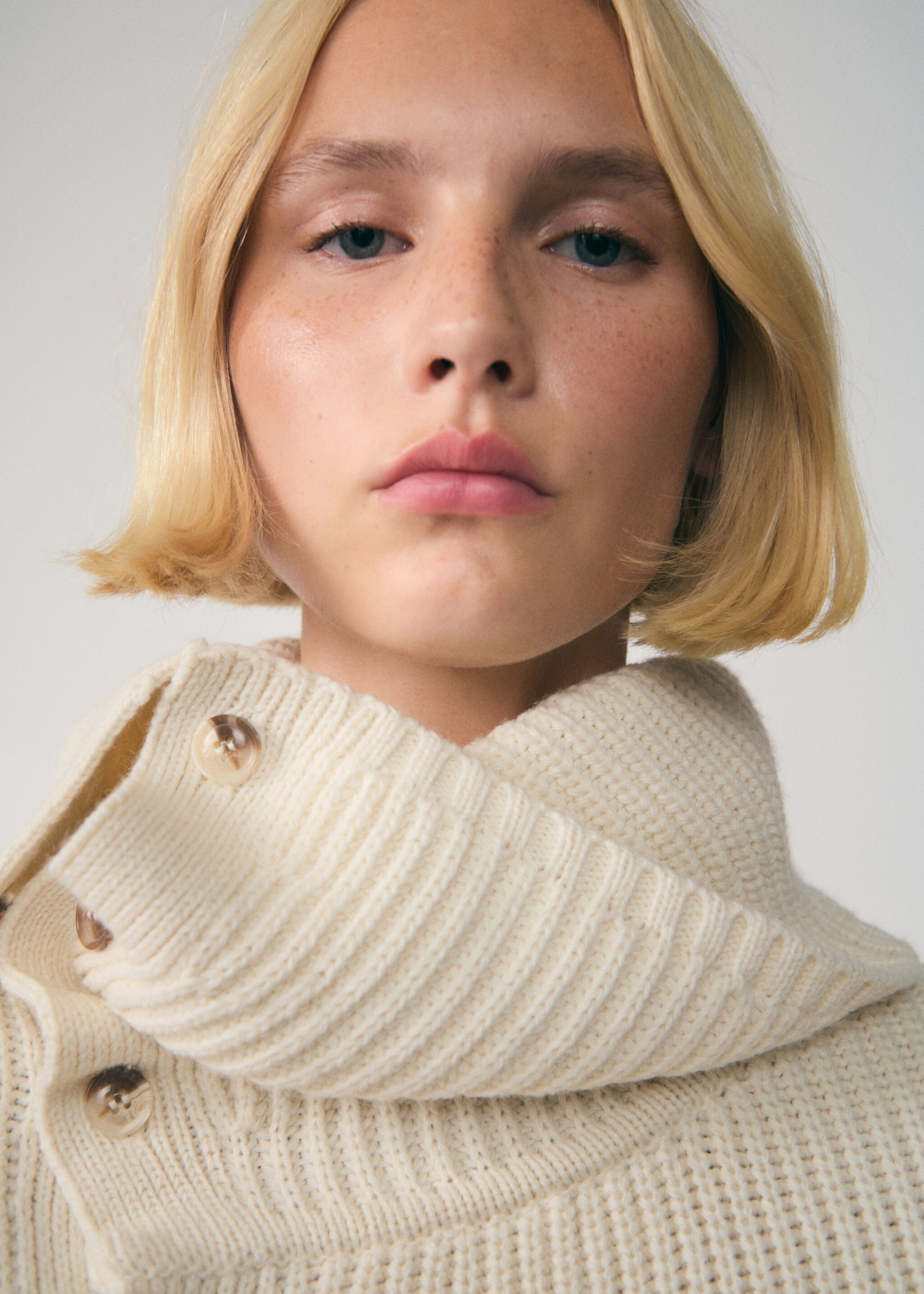 Geknöpfter Pullover mit Trichterkragen - Detail des Artikels 1, Ecru. Ref: 77007733-00.