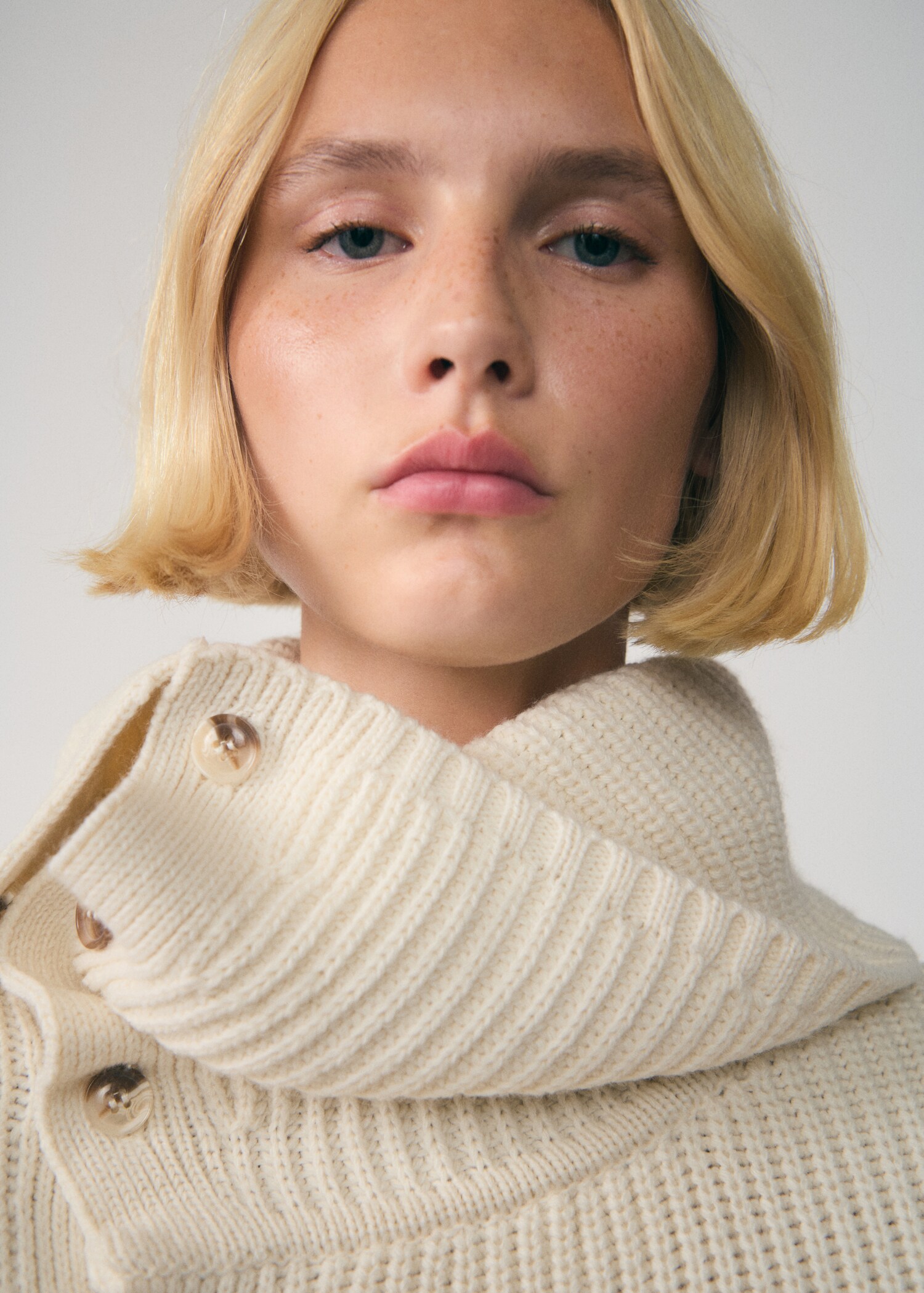 Funnel-neck sweater with buttons - Details of the article 1