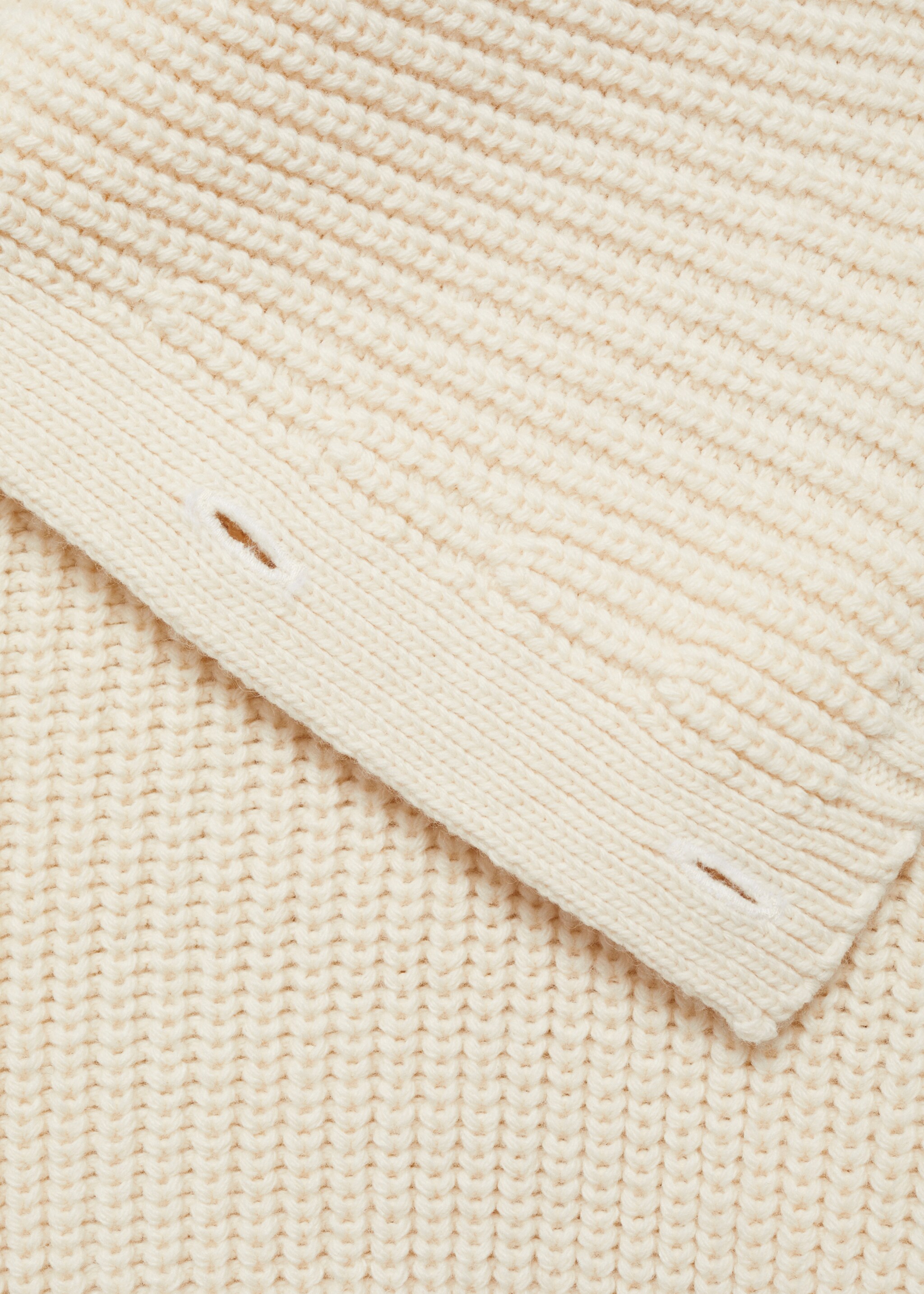 Geknöpfter Pullover mit Trichterkragen - Detail des Artikels 8, Ecru. Ref: 77007733-00.